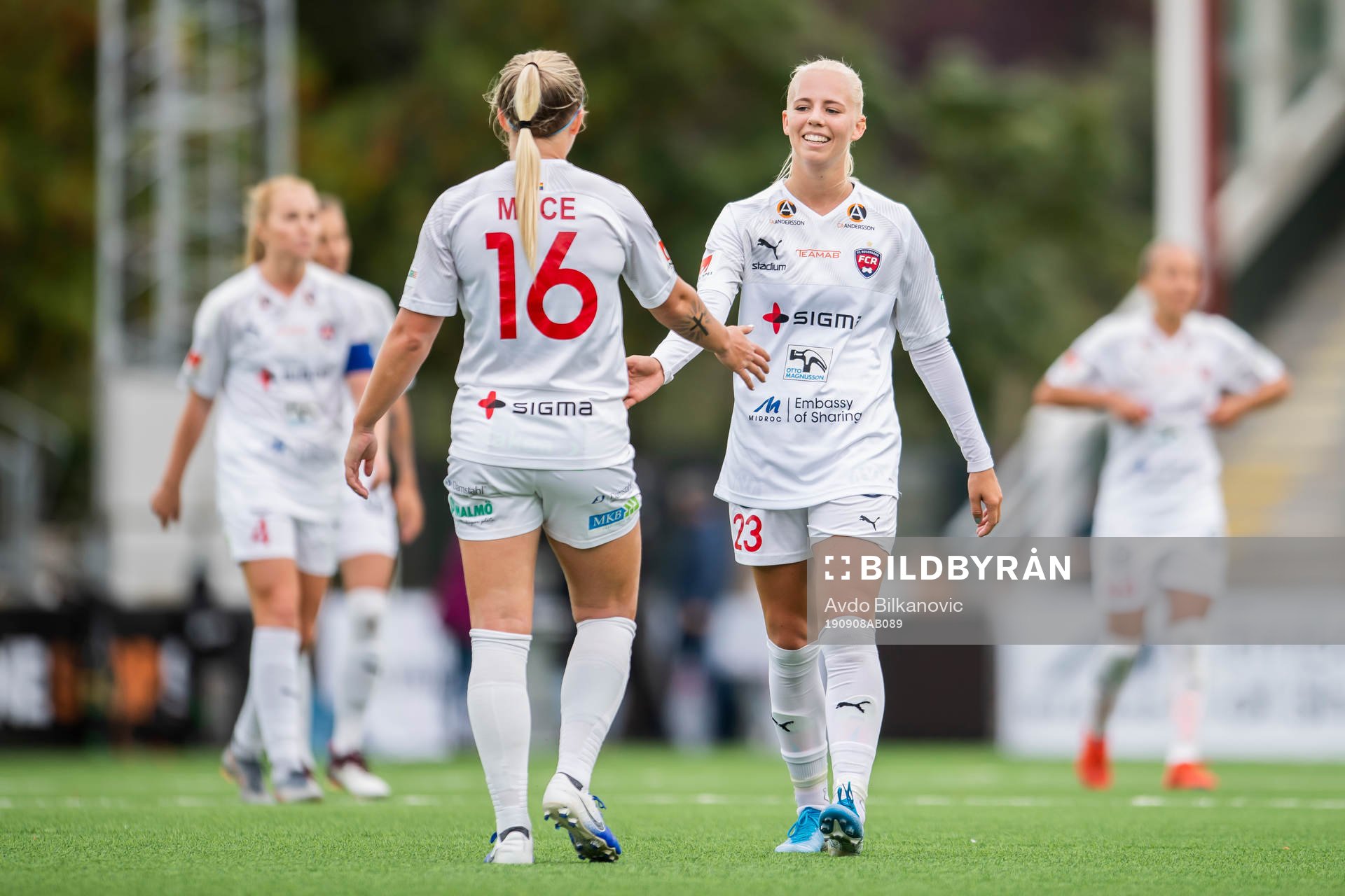 Rosengårds Hailie Mace och Sofie Svava tackar varandra