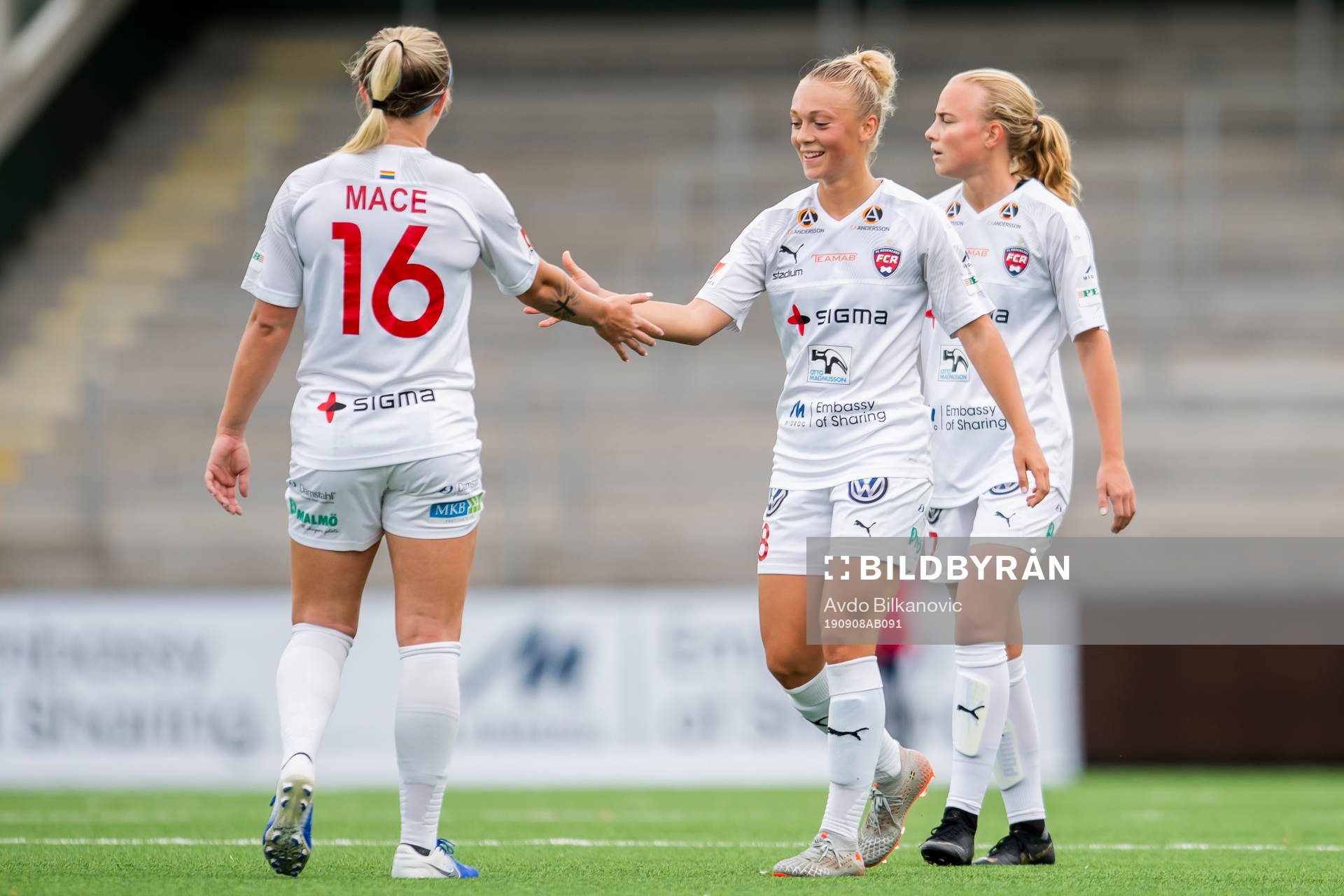 Rosengårds Hailie Mace och Hanna Bennison tackar varandra