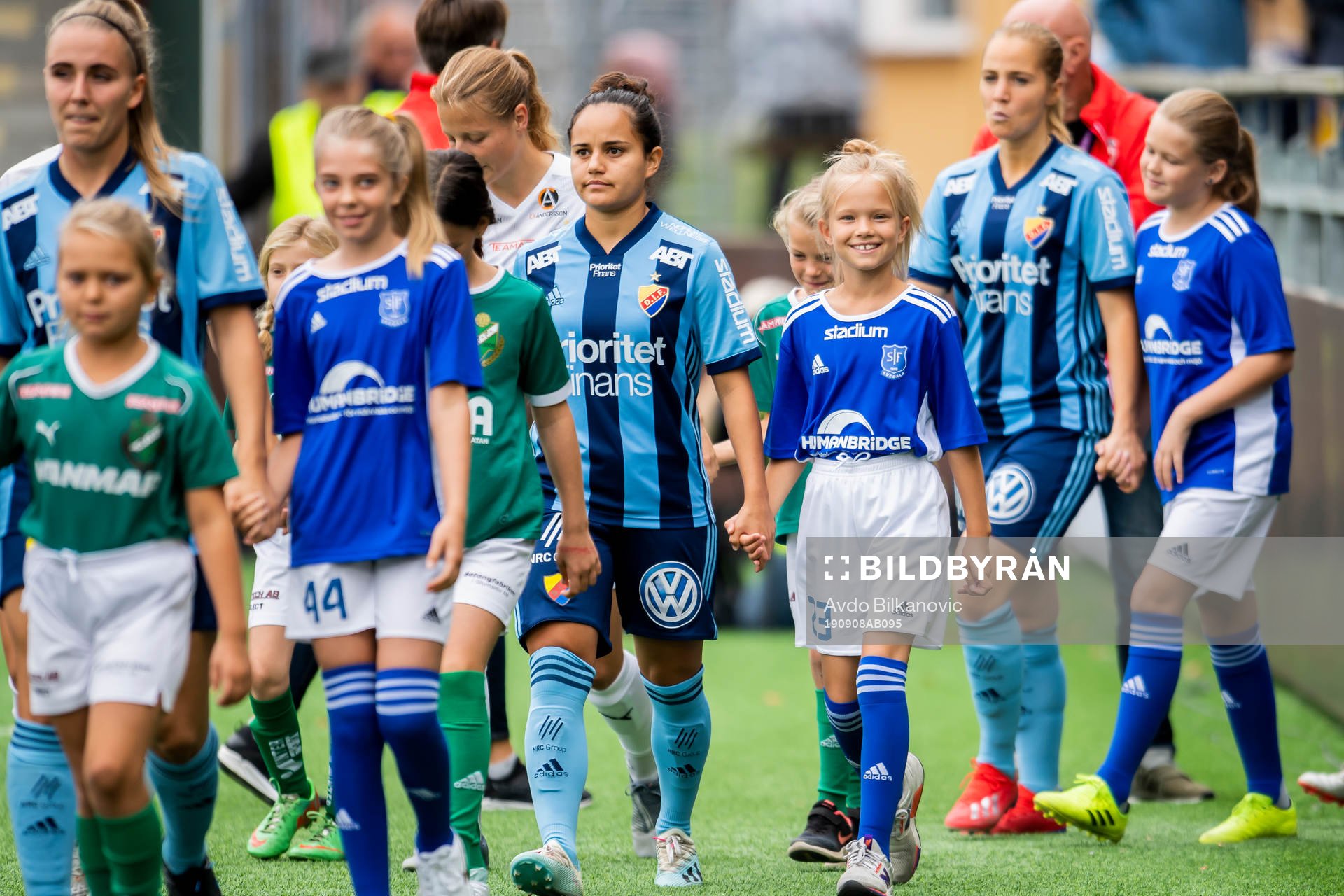 Rosengårds och Djurgårdens spelare gör entré