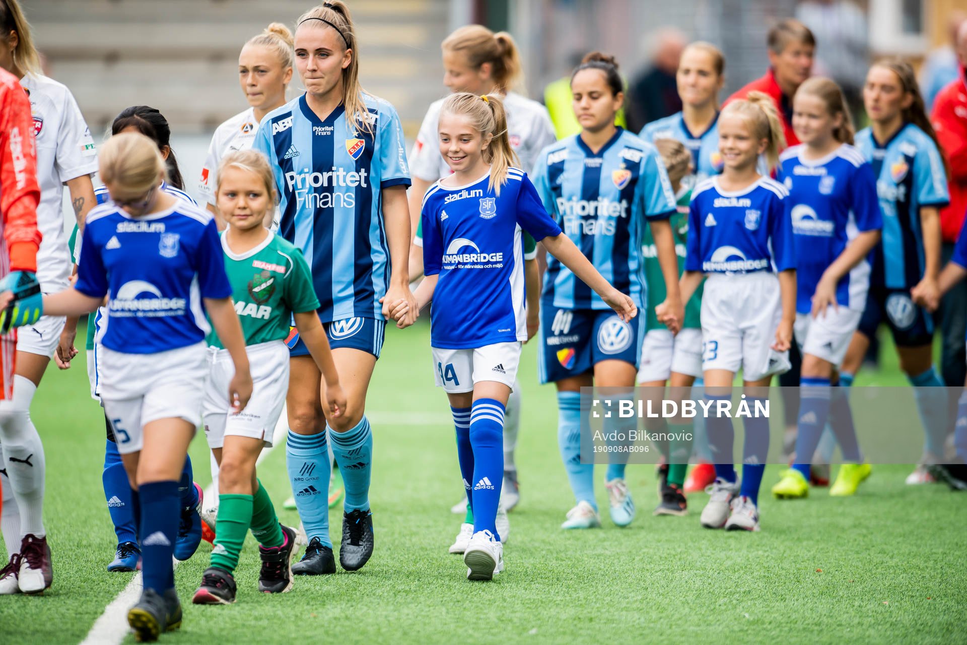 Rosengårds och Djurgårdens spelare gör entré