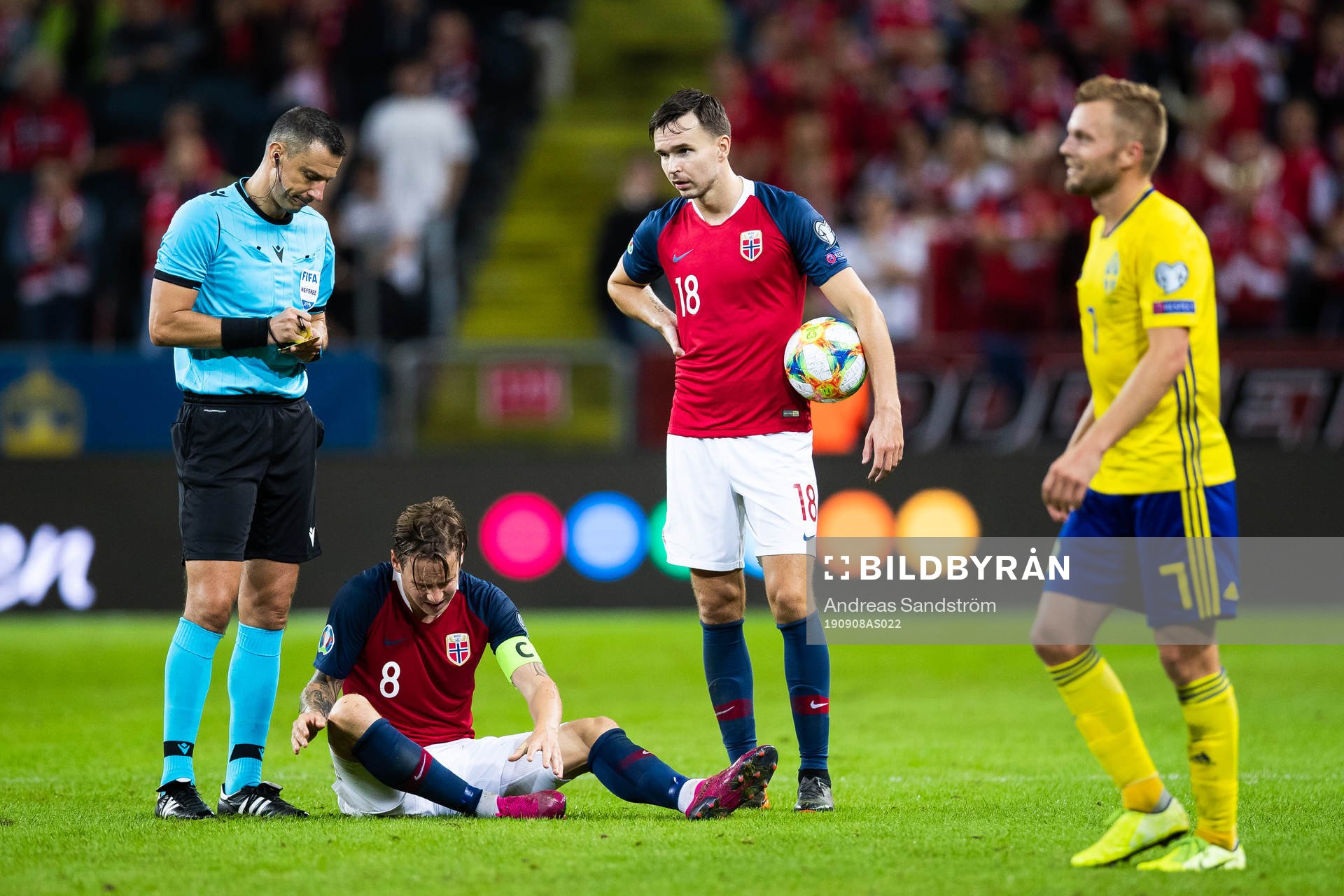Referee Slavko Vincic stands besides Stefan Johansen and