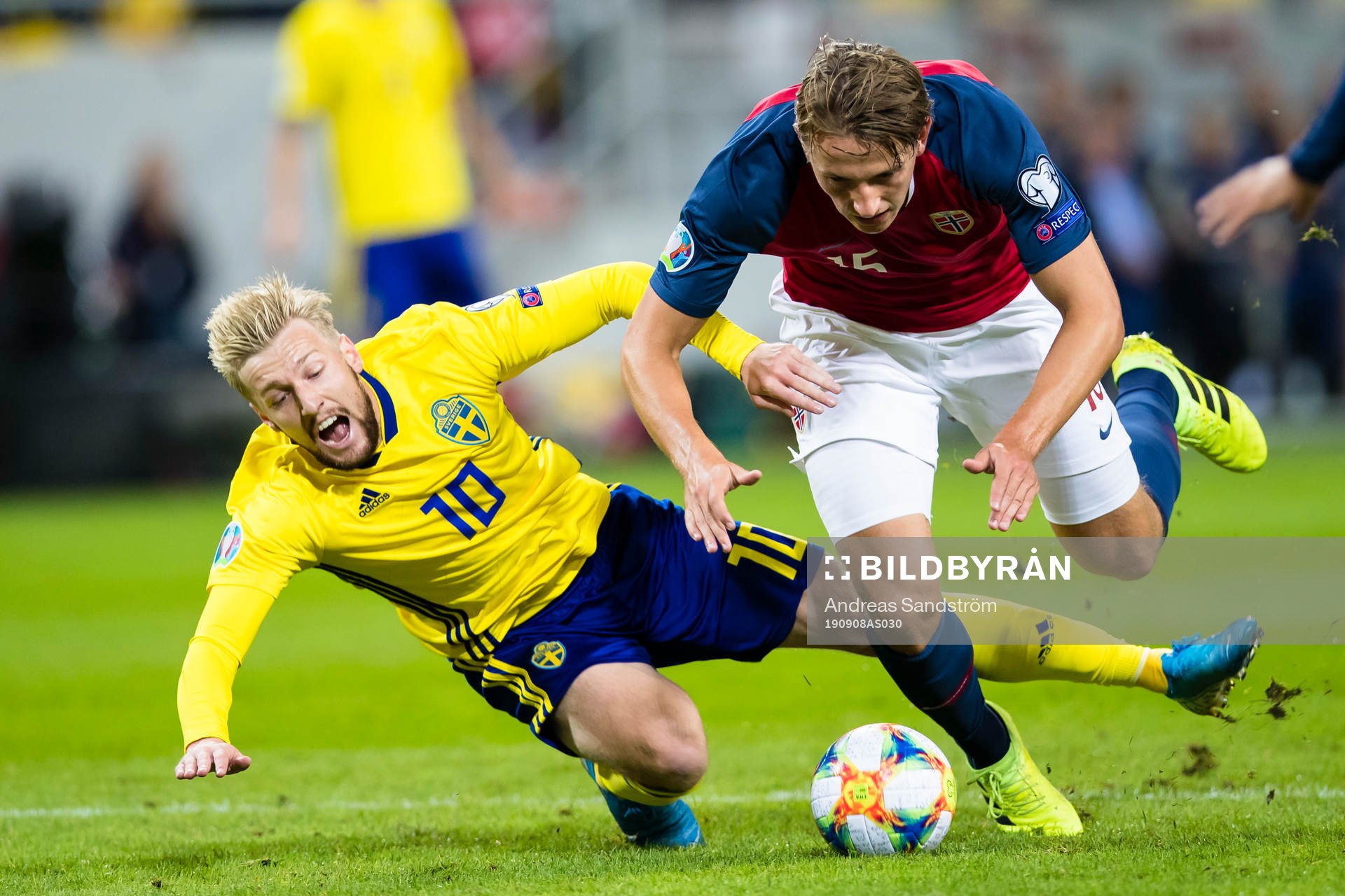 Emil Forsberg of Sweden battles for the ball with Sander