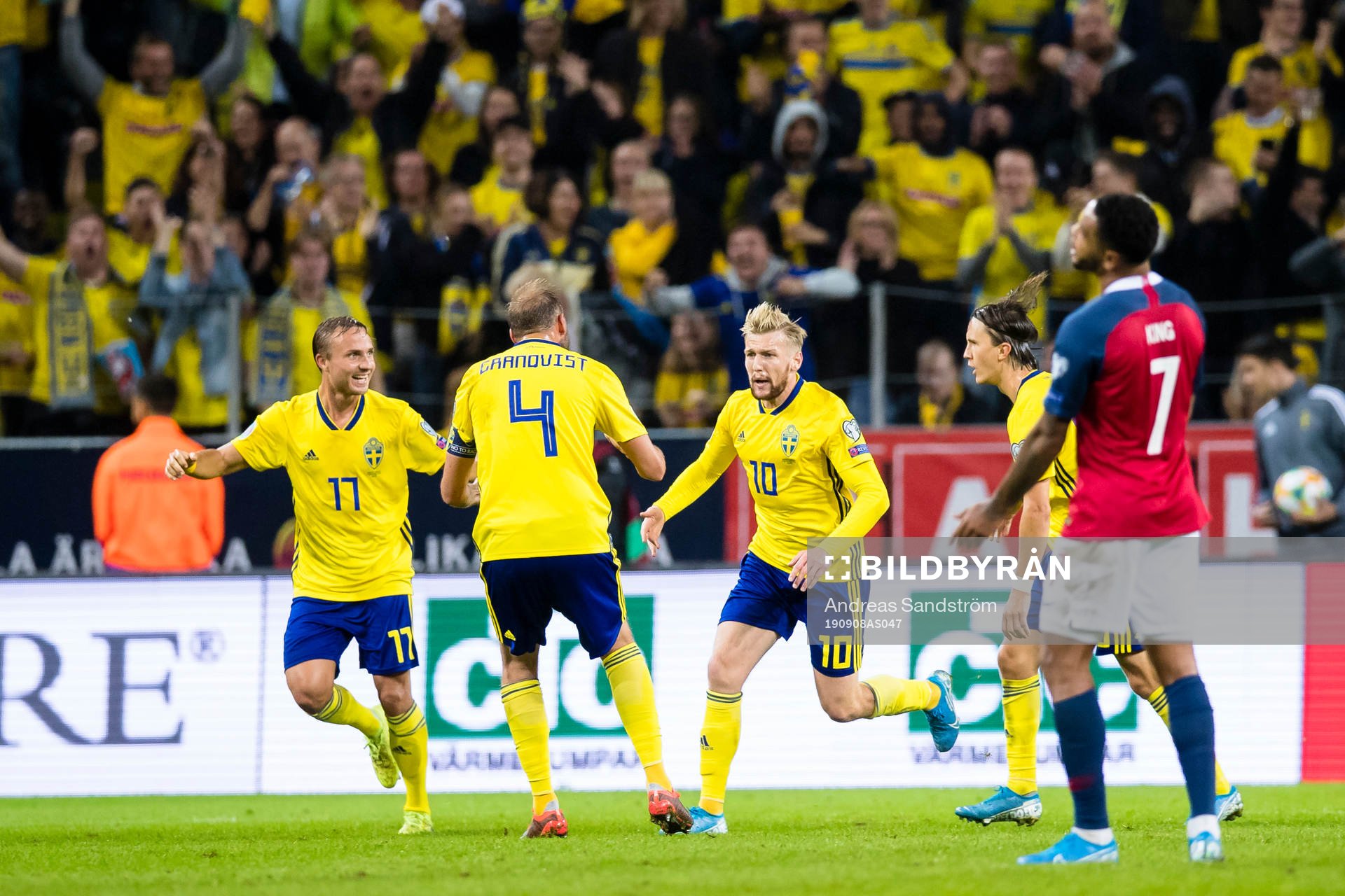 Emil Forsberg of Sweden (m) celebrates