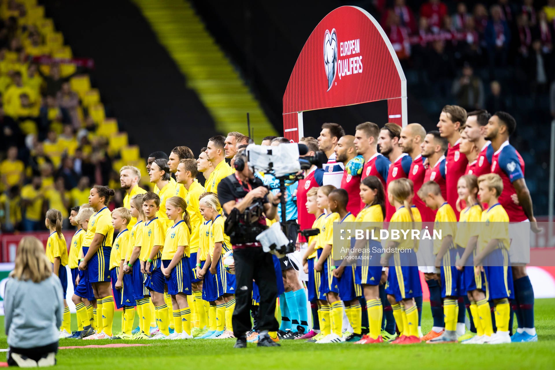 The players line up