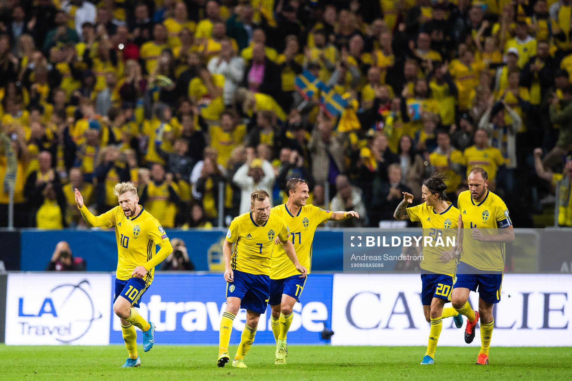 Emil Forsberg (L) celebrates next to Sebastian Larsson,