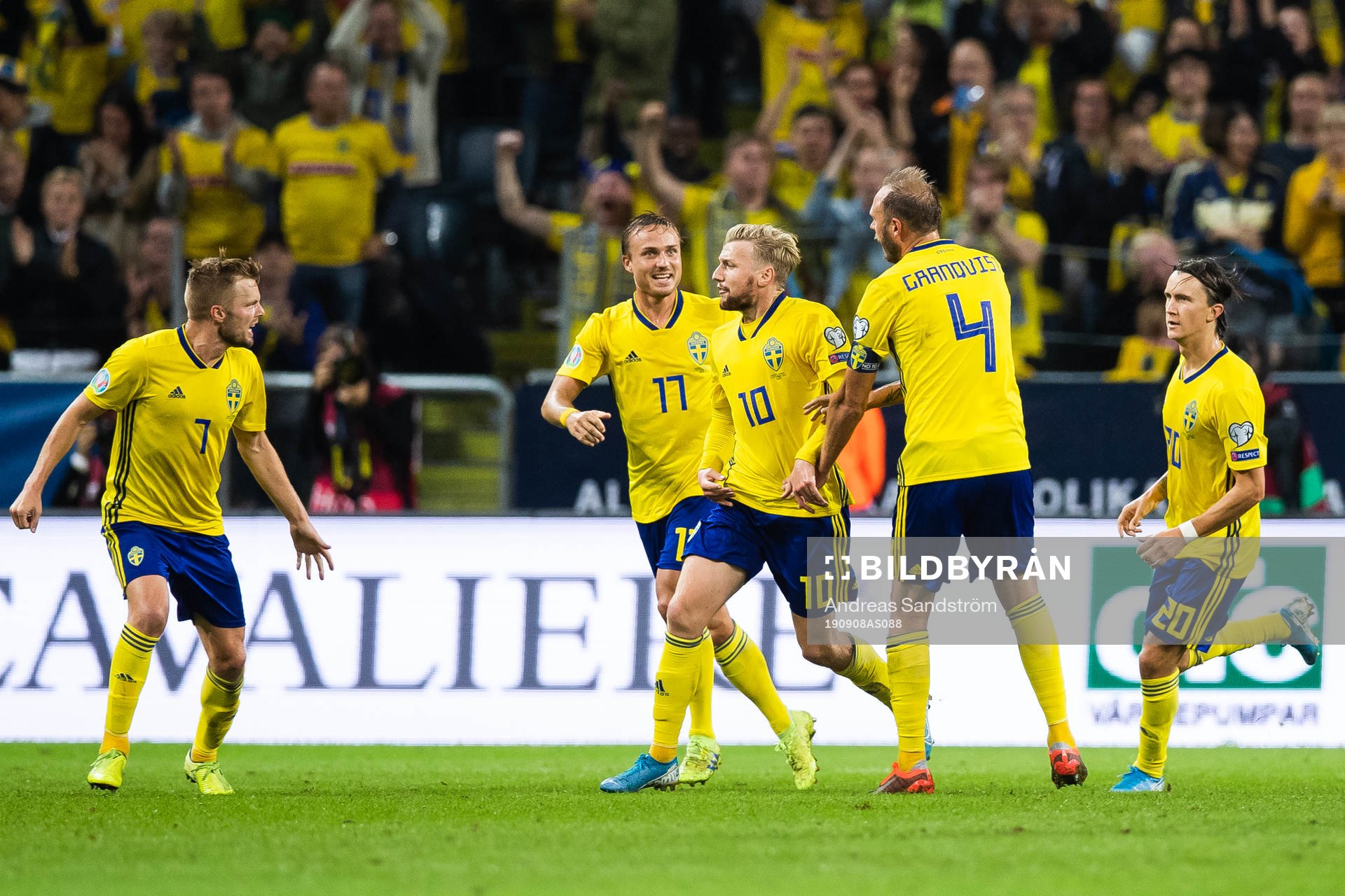 Emil Forsberg (M) celebrate with Sebastian Larsson, Pierre