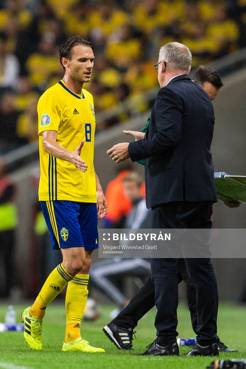 Albin Ekdal shake hands with Janne Andersson, head coach of