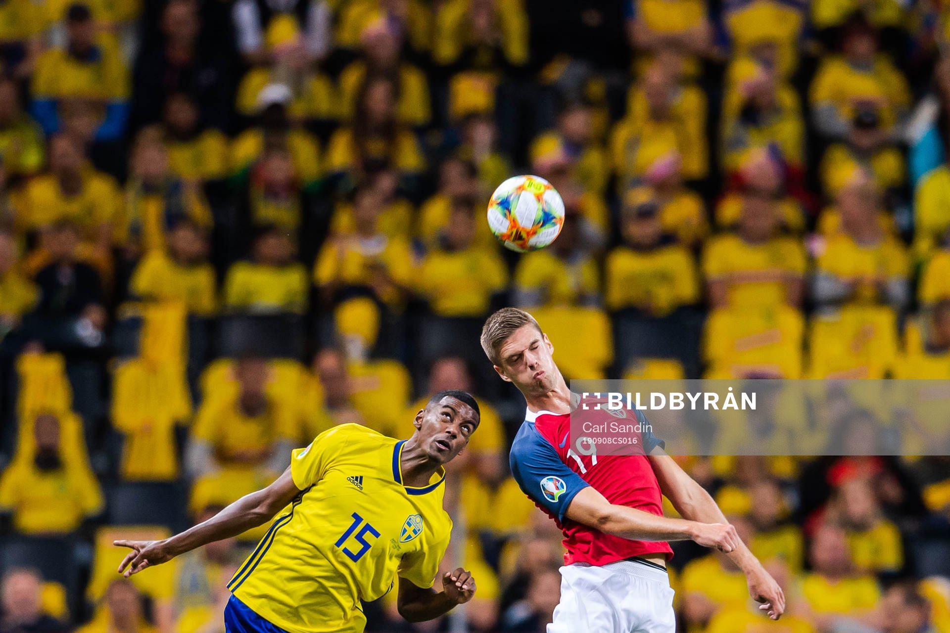 Alexander Isak of Sweden and Markus Henriksen of Norway