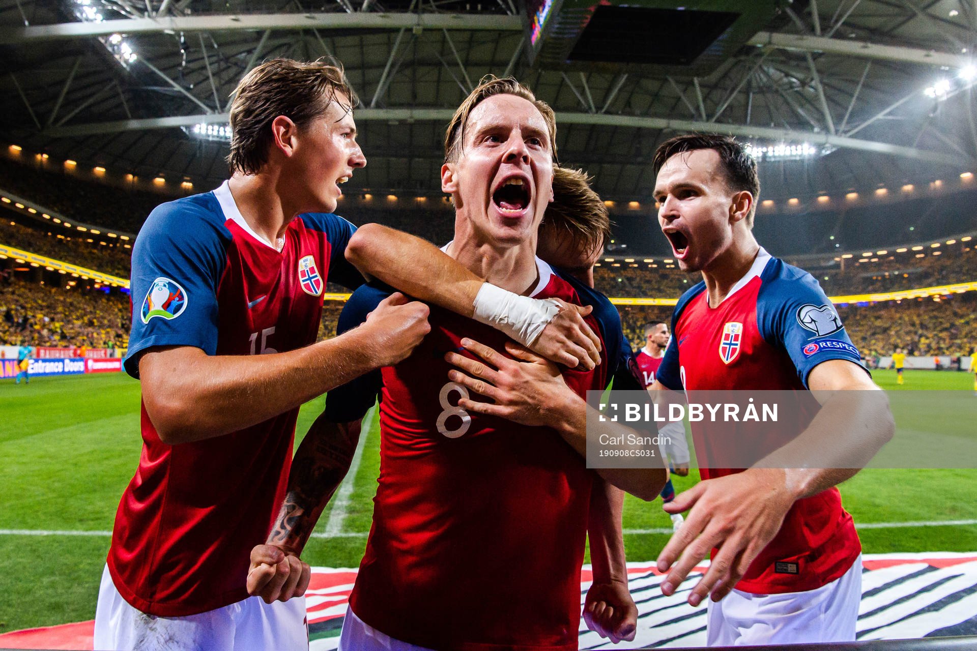 Stefan Johansen of Norway celebrate with teammates