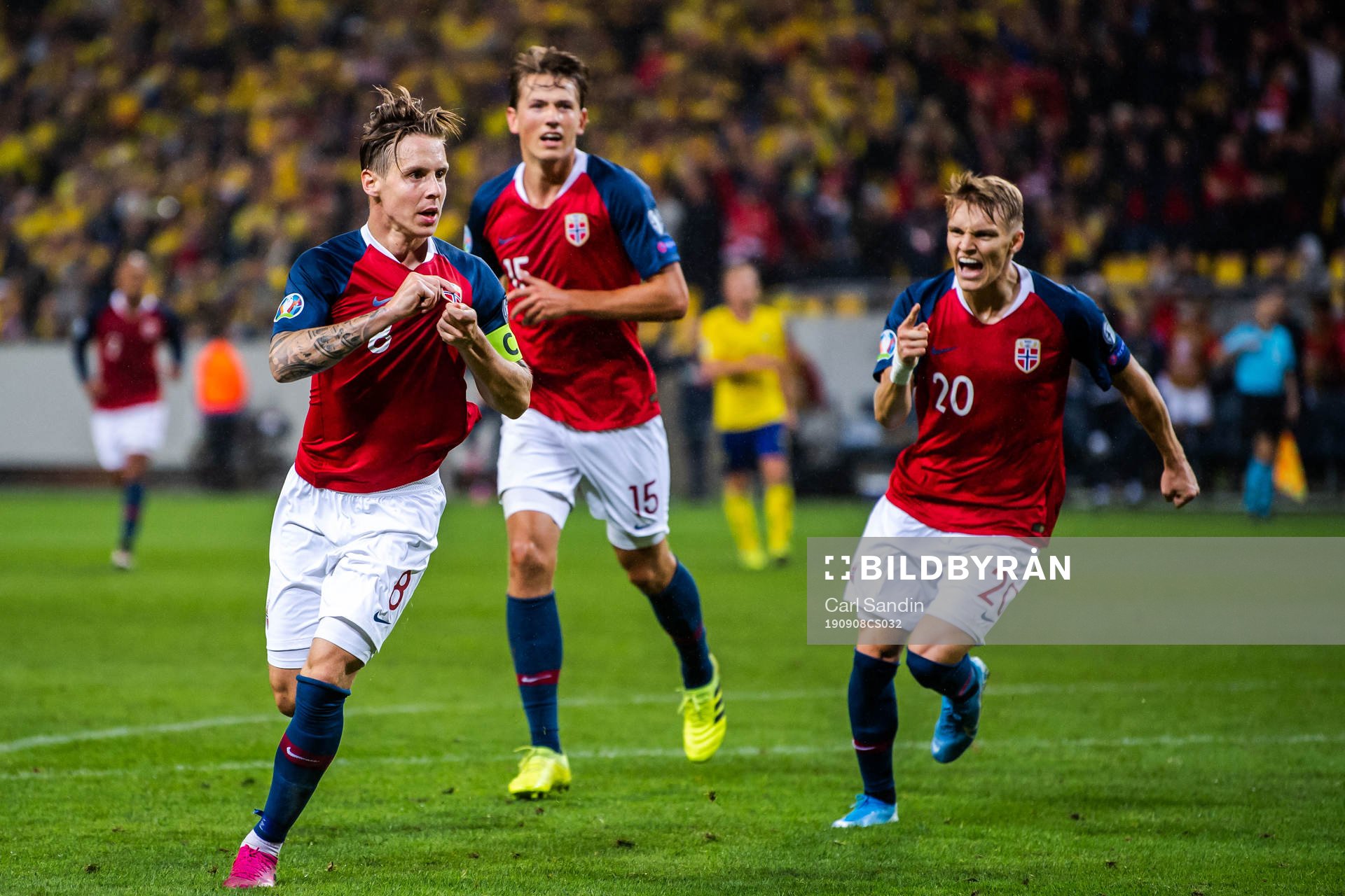 Stefan Johansen of Norway celebrate with Sander Berge and