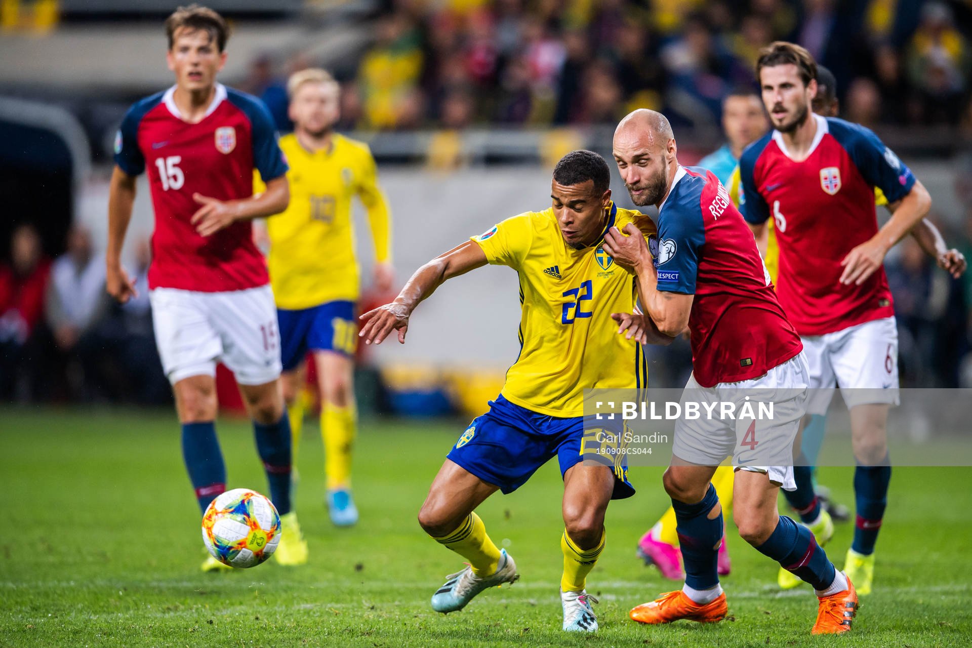 Robin Quaison of Sweden and Tore Reginiussen of Norway