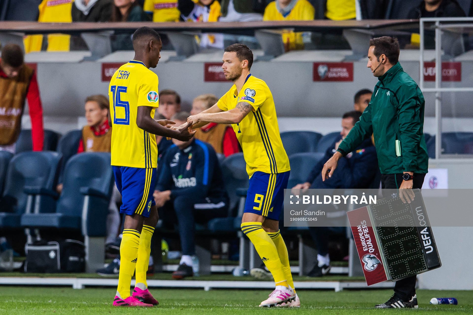 Alexander Isak changes with Marcus Berg of Sweden