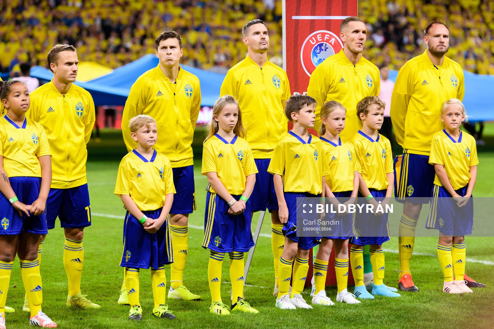 Mascots in front of Victor Nilsson Lindelöf, Mikael