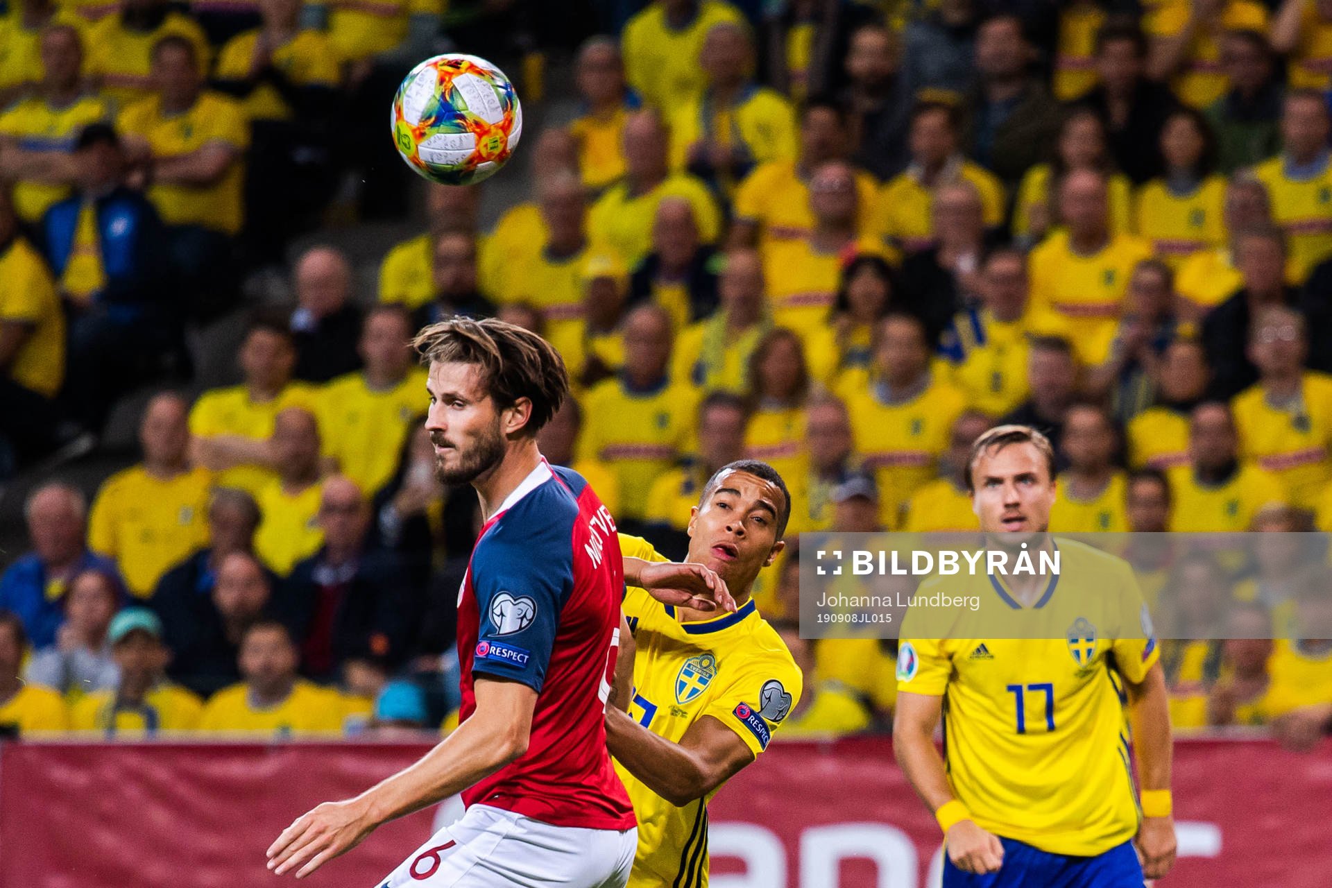 Robin Quaison of Sweden and Håvard Nordtveit of Norway