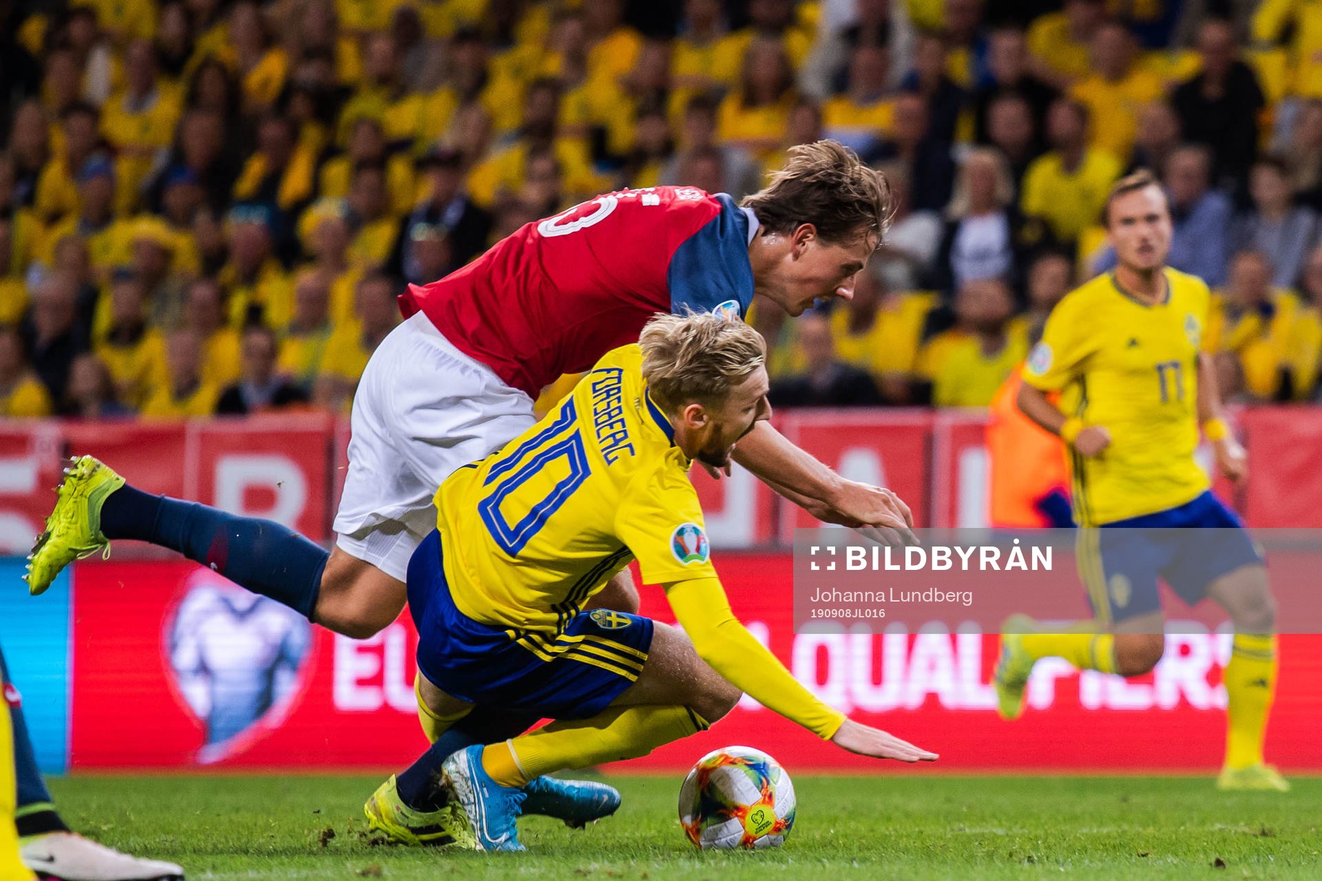 Emil Forsberg of Sweden and Sander Berge of Norway