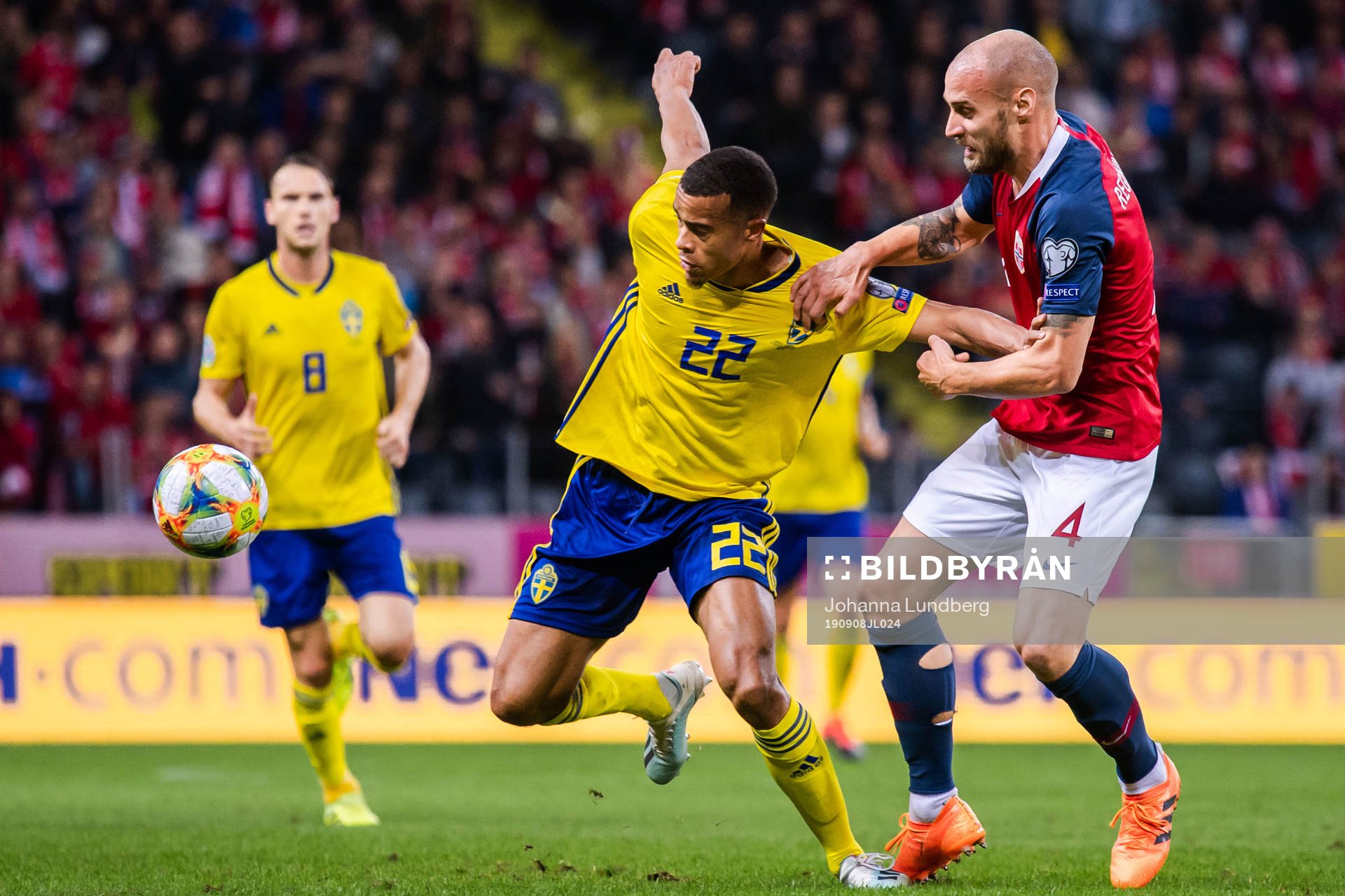 Robin Quaison of Sweden and Tore Reginiussen of Norway