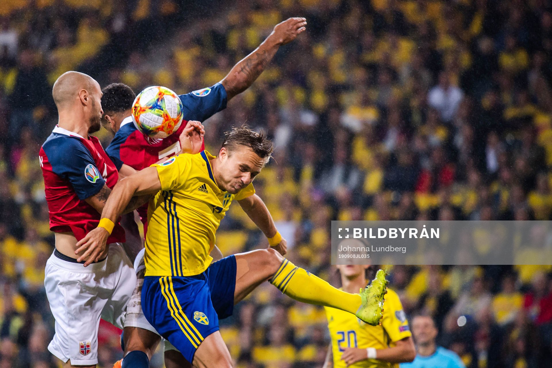 Tore Reginiussen against Pierre Bengtsson of Sweden