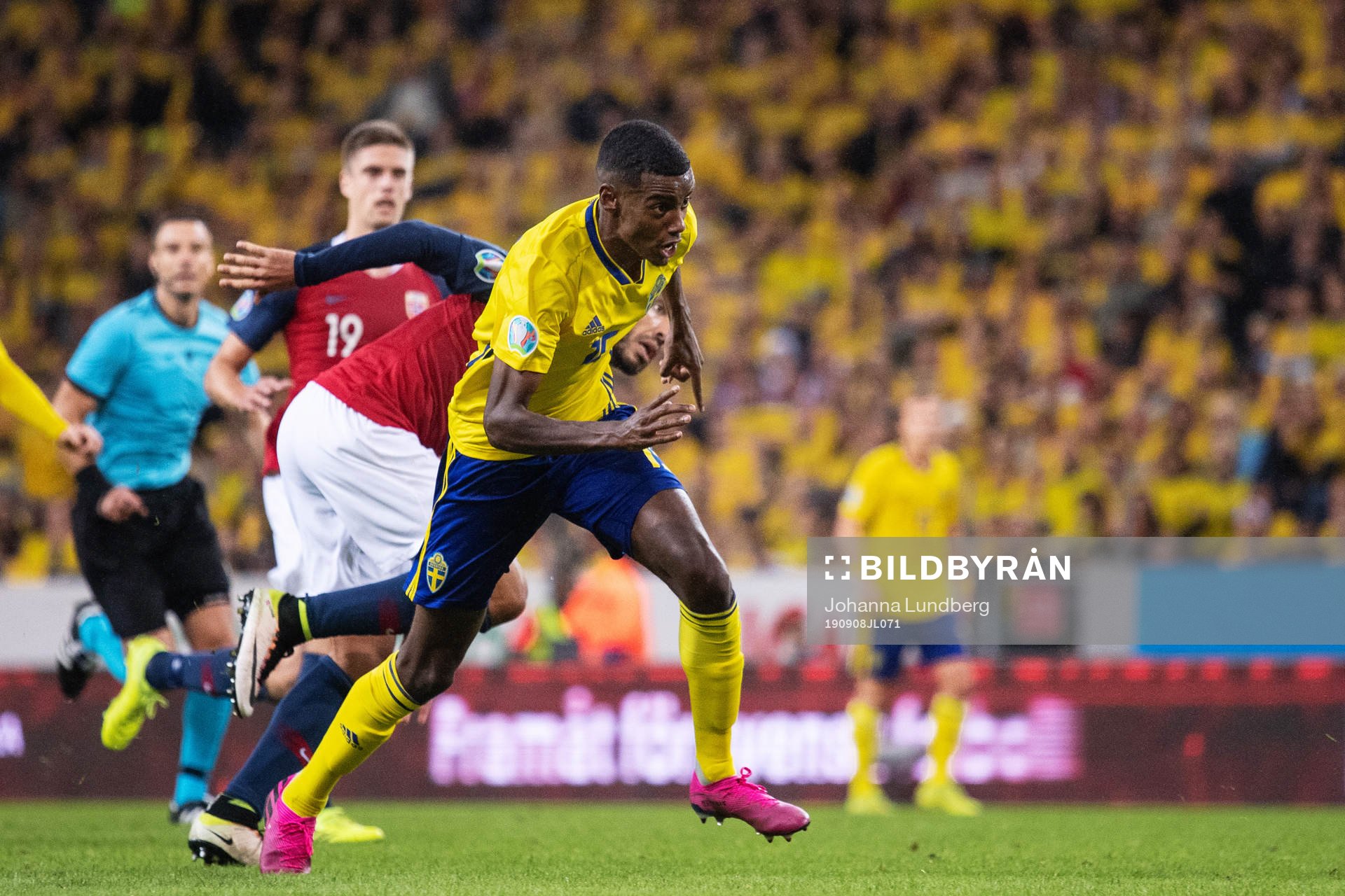Alexander Isak of Sweden and Joshua King of Norway