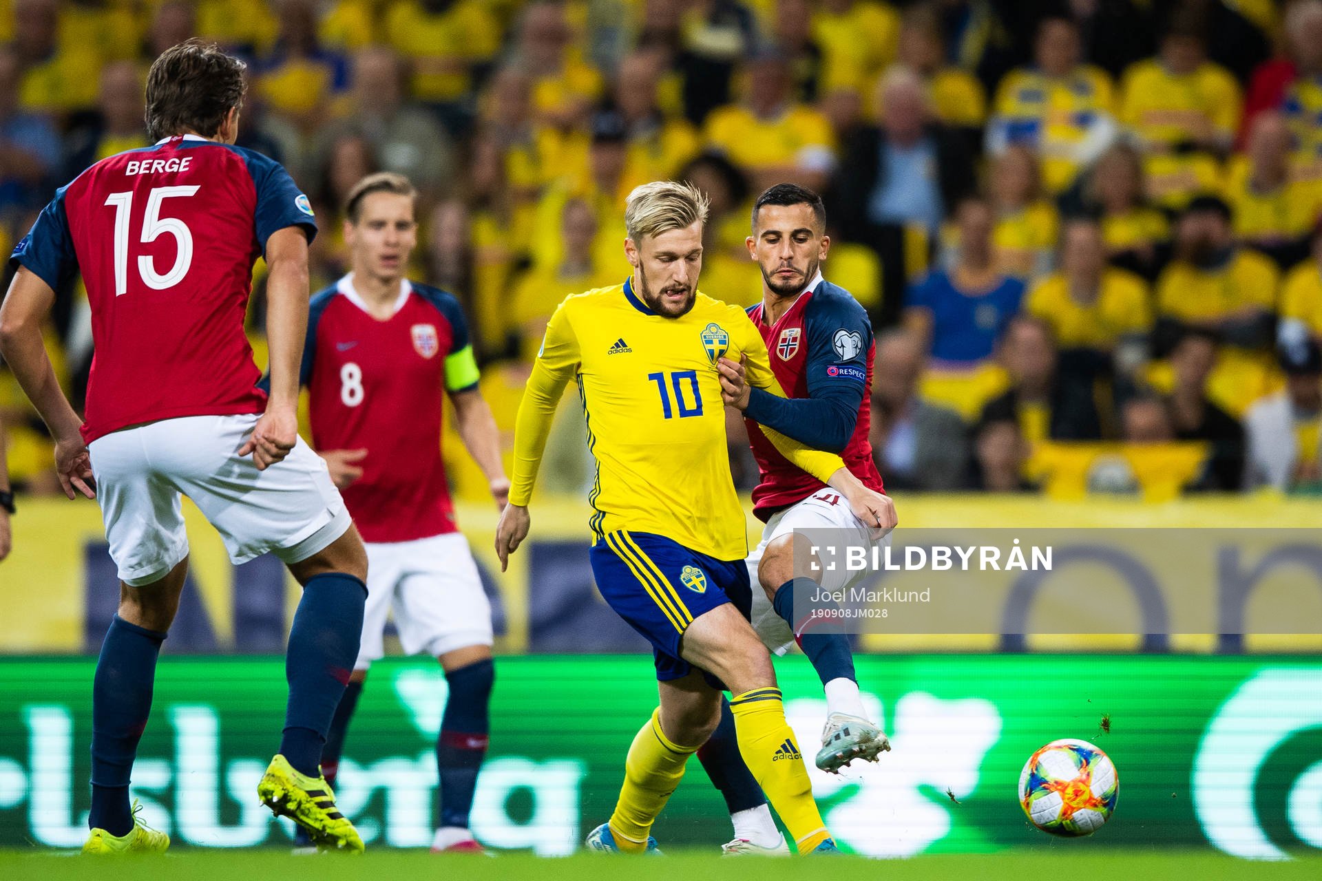 Emil Forsberg of Sweden and Omar Elabdellaoui of Norway