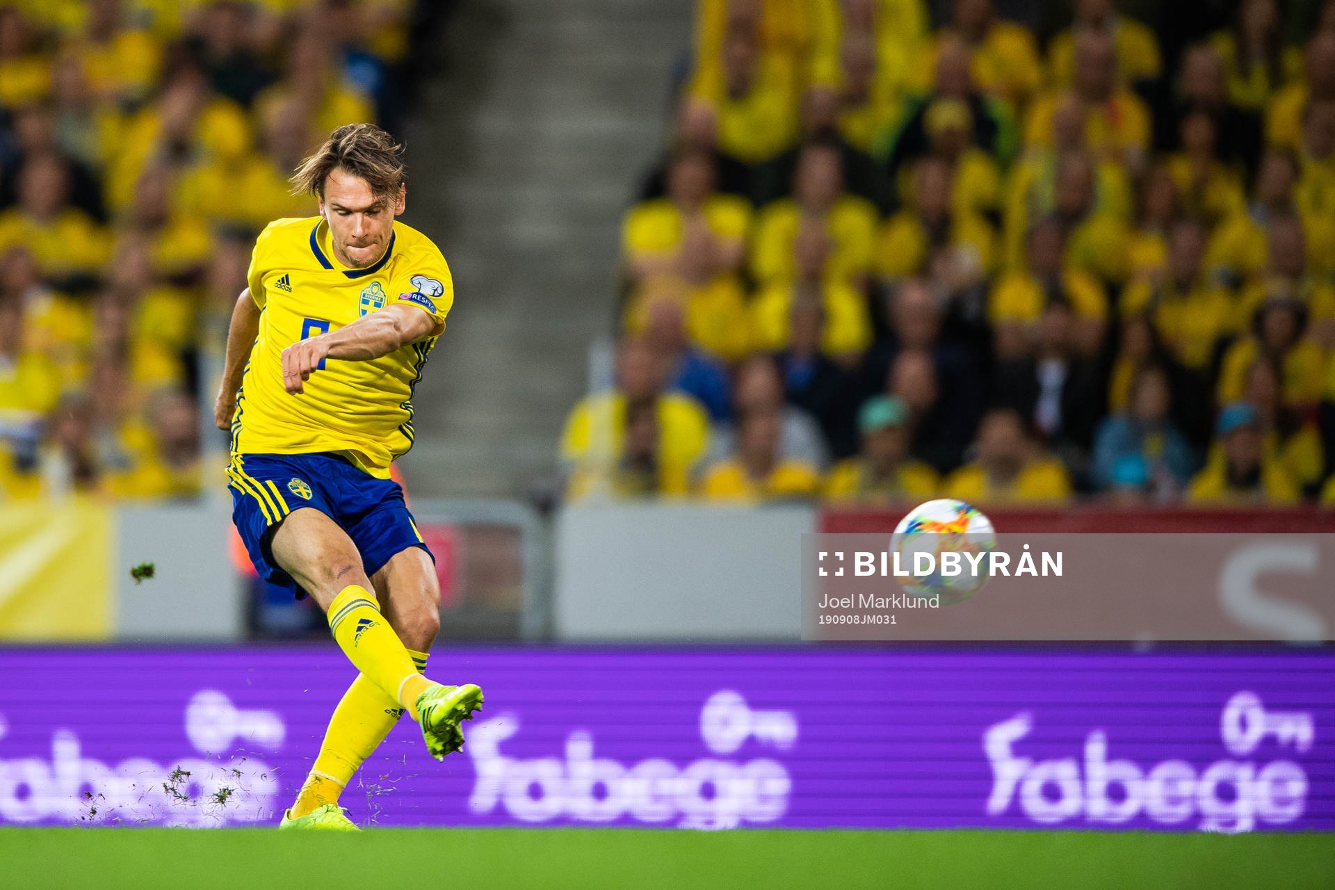 Albin Ekdal of Sweden shoots