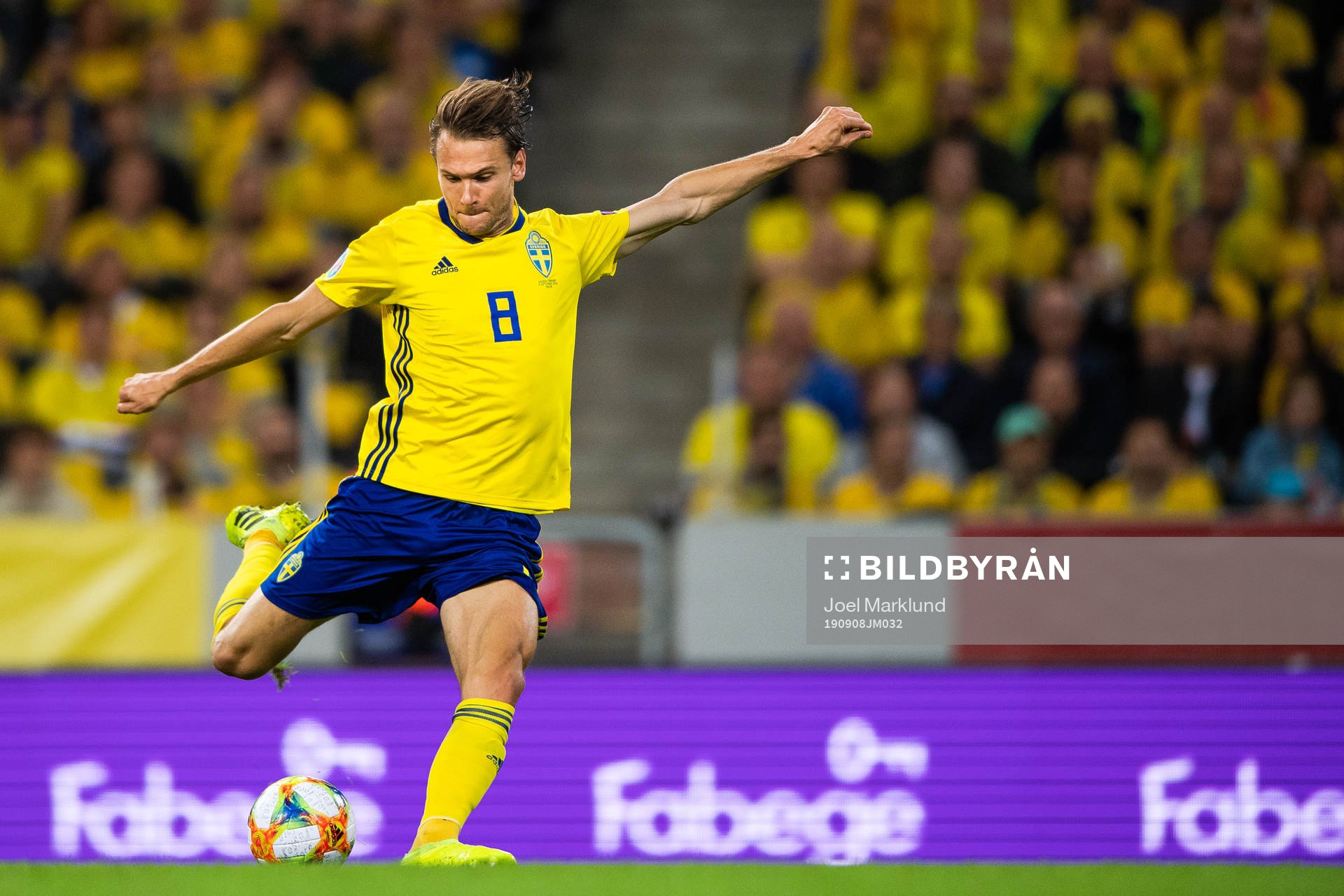 Albin Ekdal of Sweden shoots