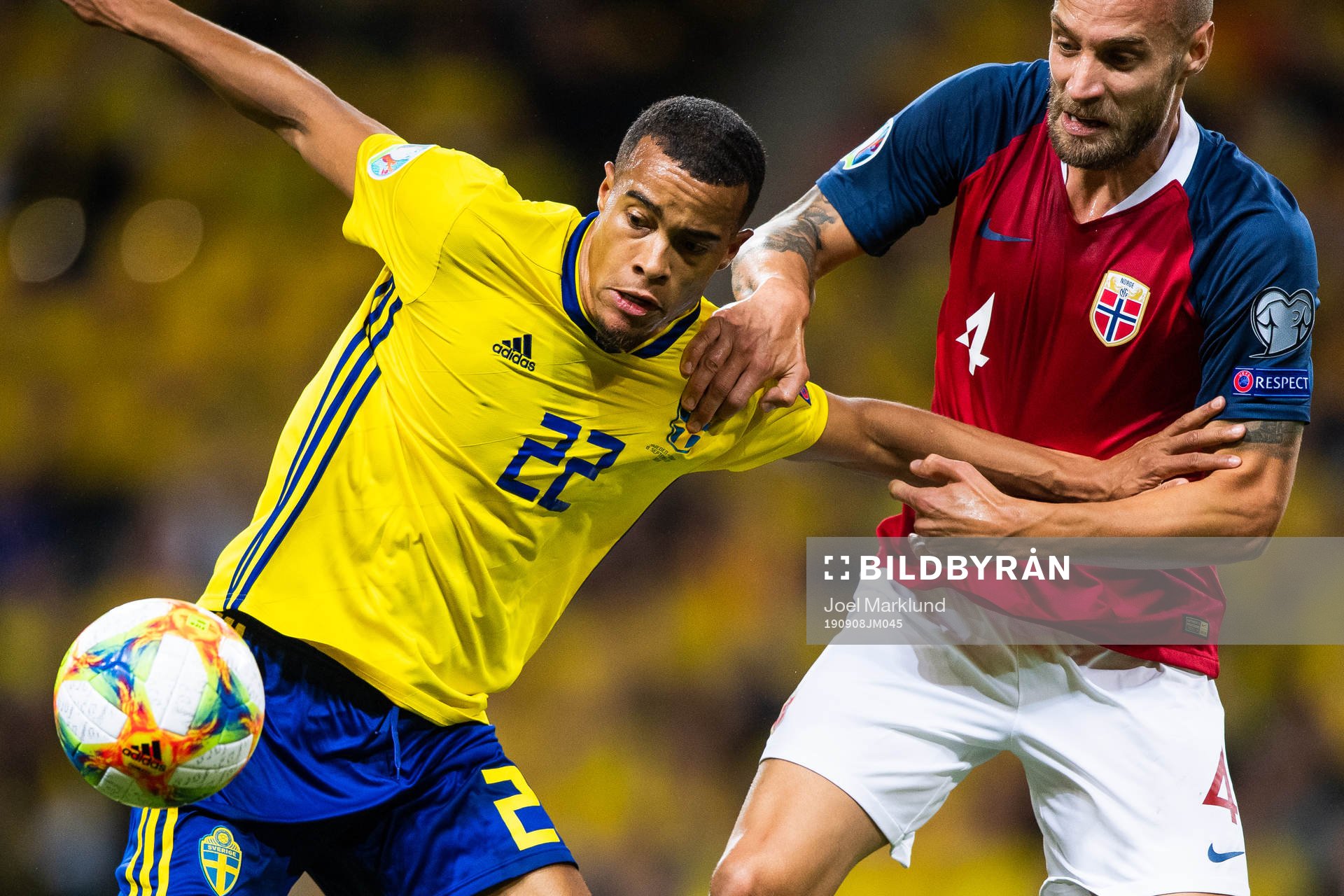 Robin Quaison of Sweden and Tore Reginiussen of Norway