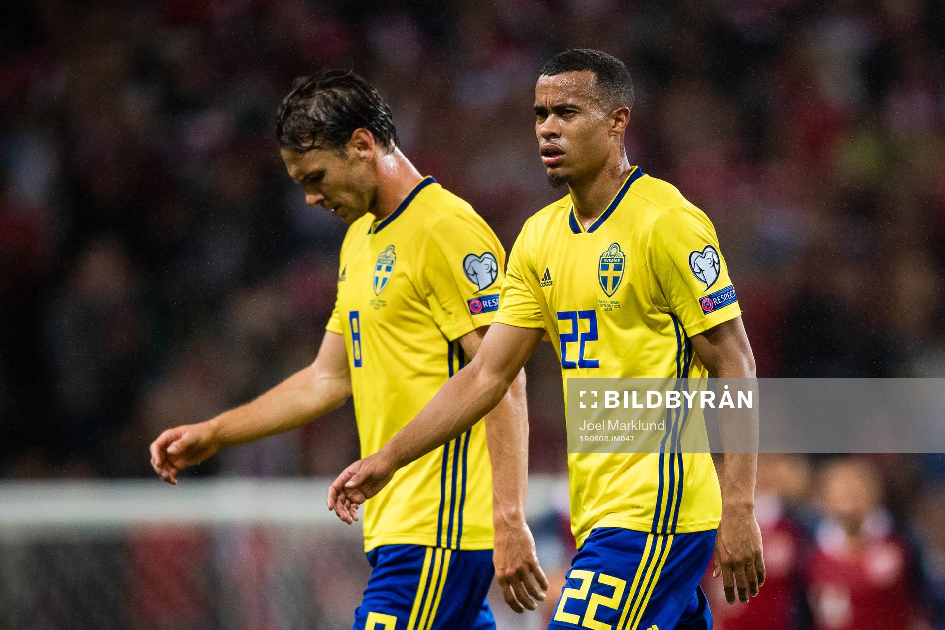 Albin Ekdal and Robin Quaison of Sweden looks dejected