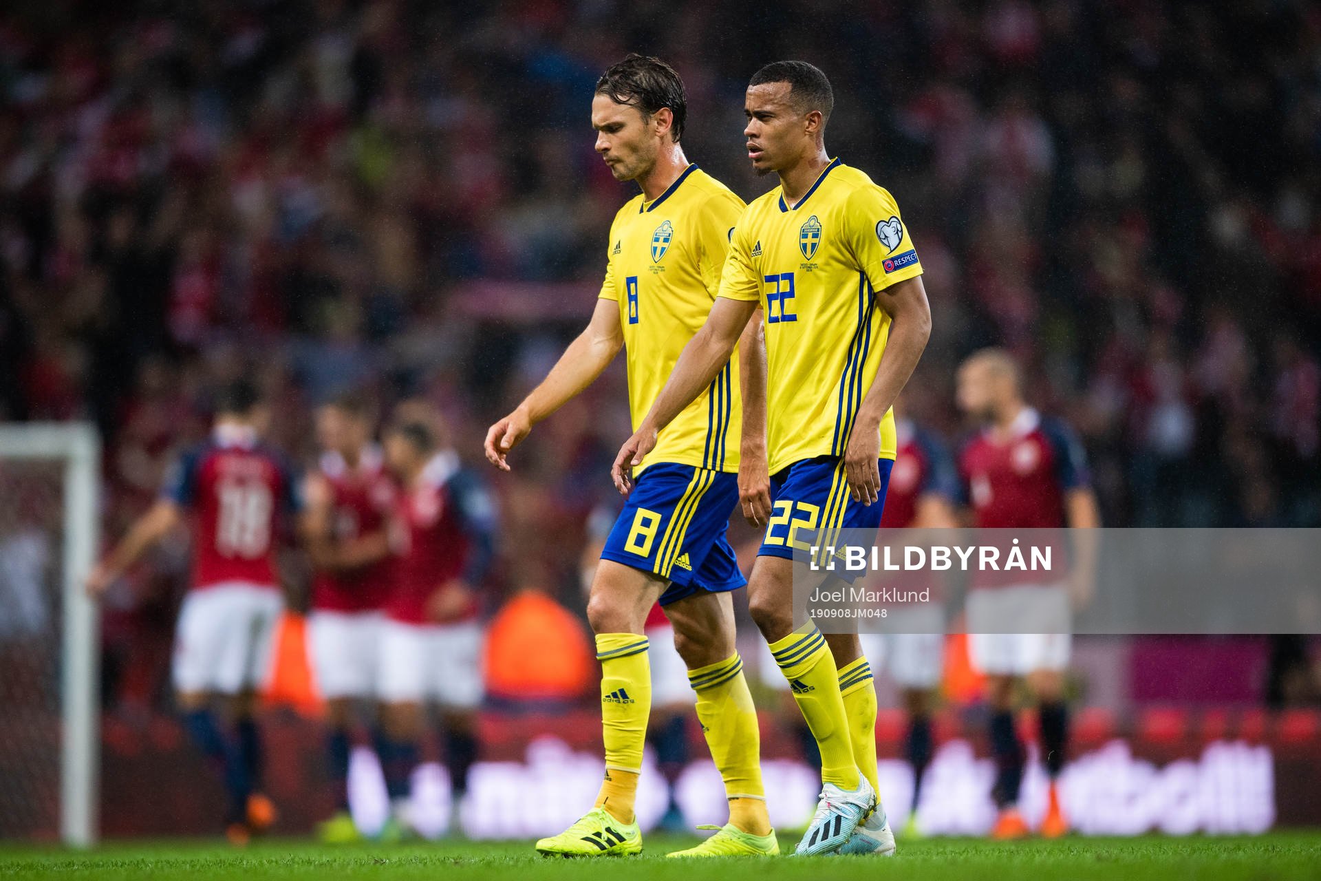 Albin Ekdal and Robin Quaison of Sweden looks dejected