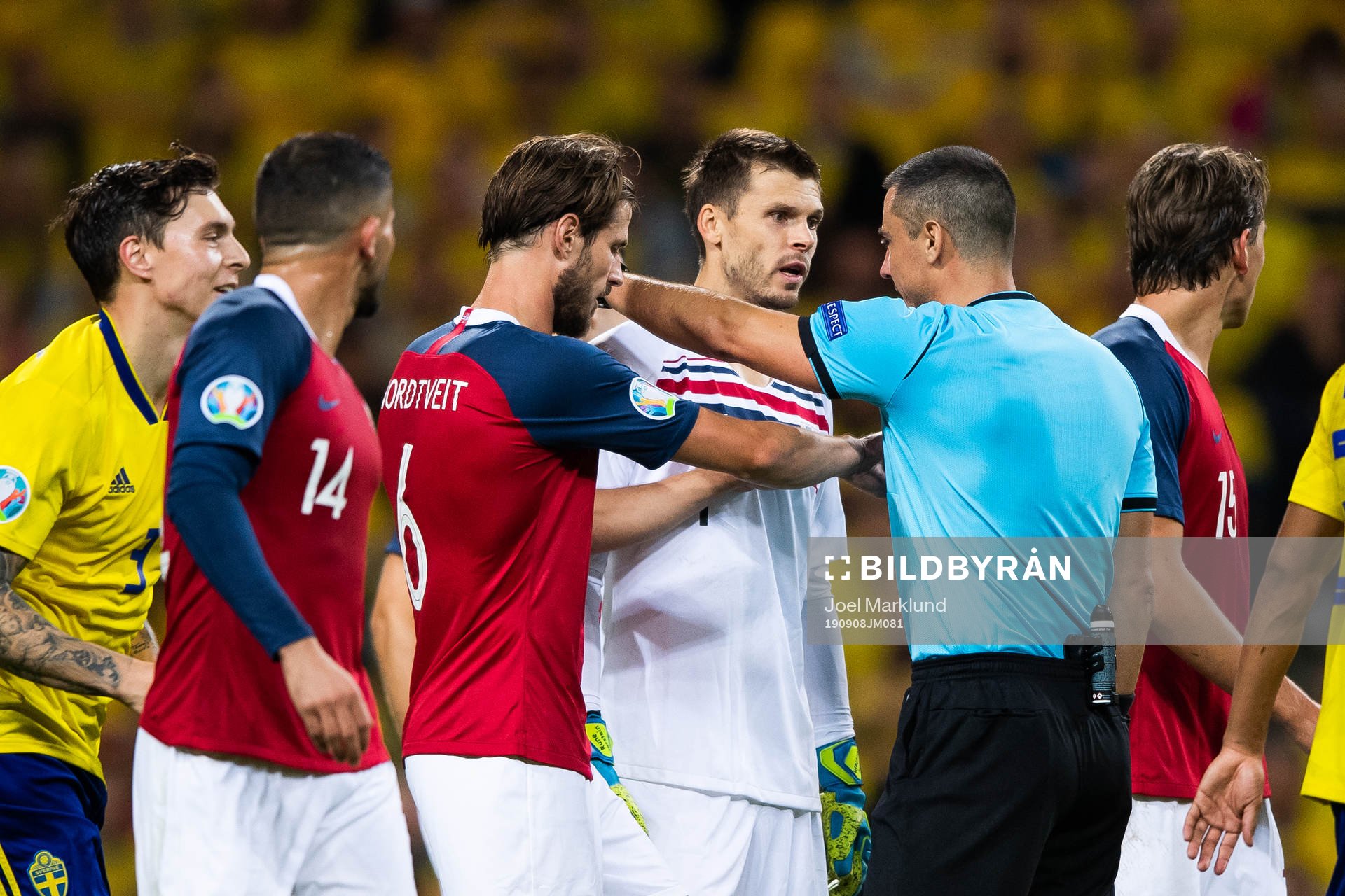 Håvard Nordtveit gets infront of goalkeeper Rune Almenning