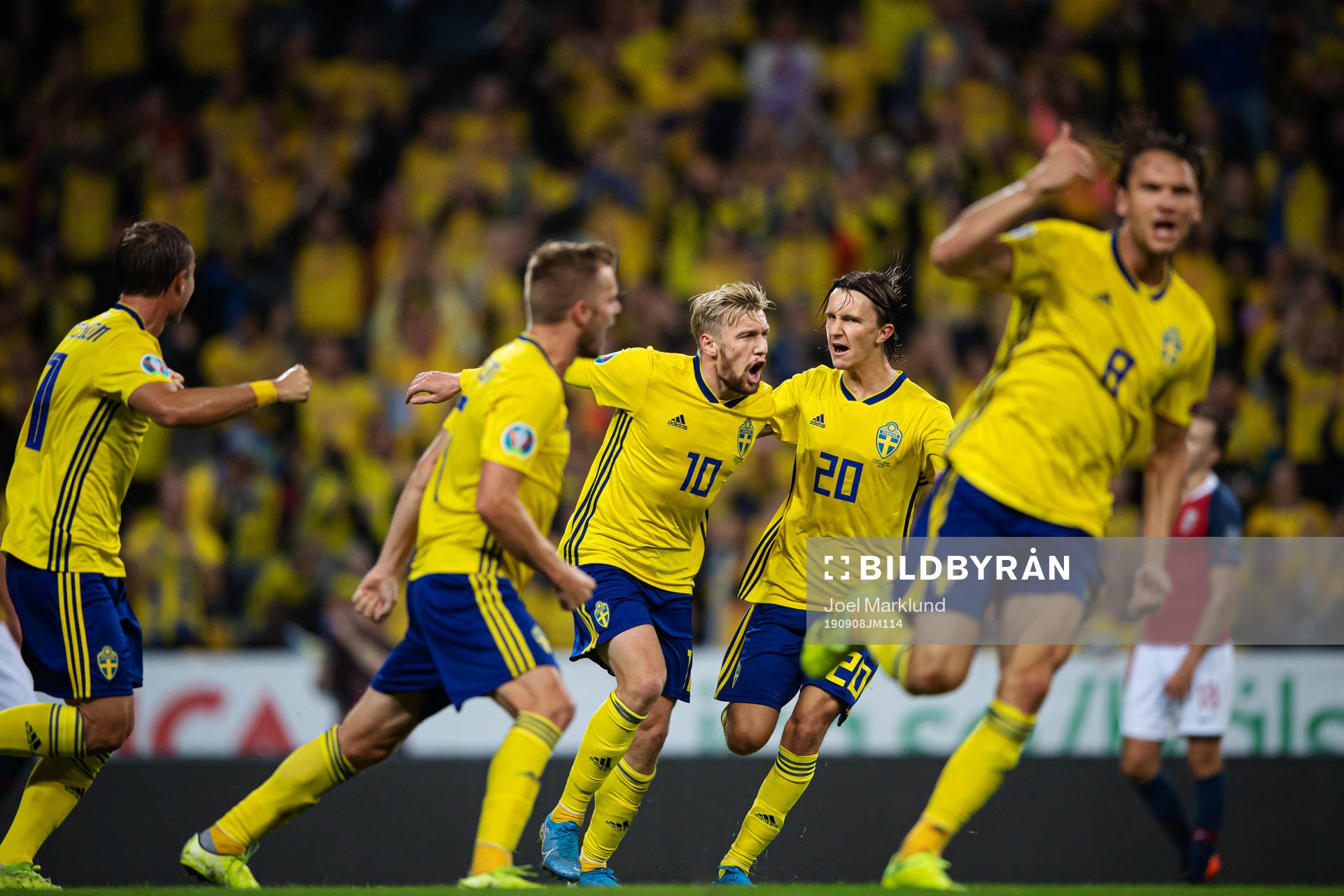 Emil Forsberg (#10) of Sweden celebrates with teammates