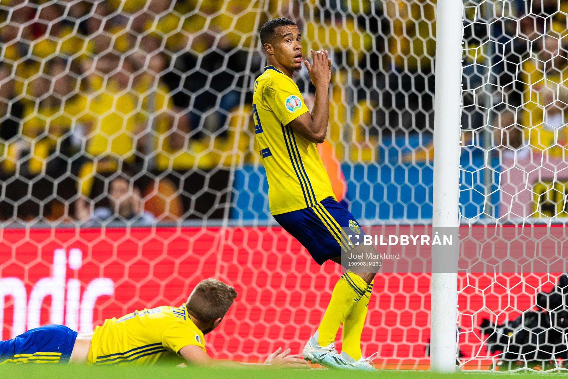 Sebastian Larsson and Robin Quaison look dejected