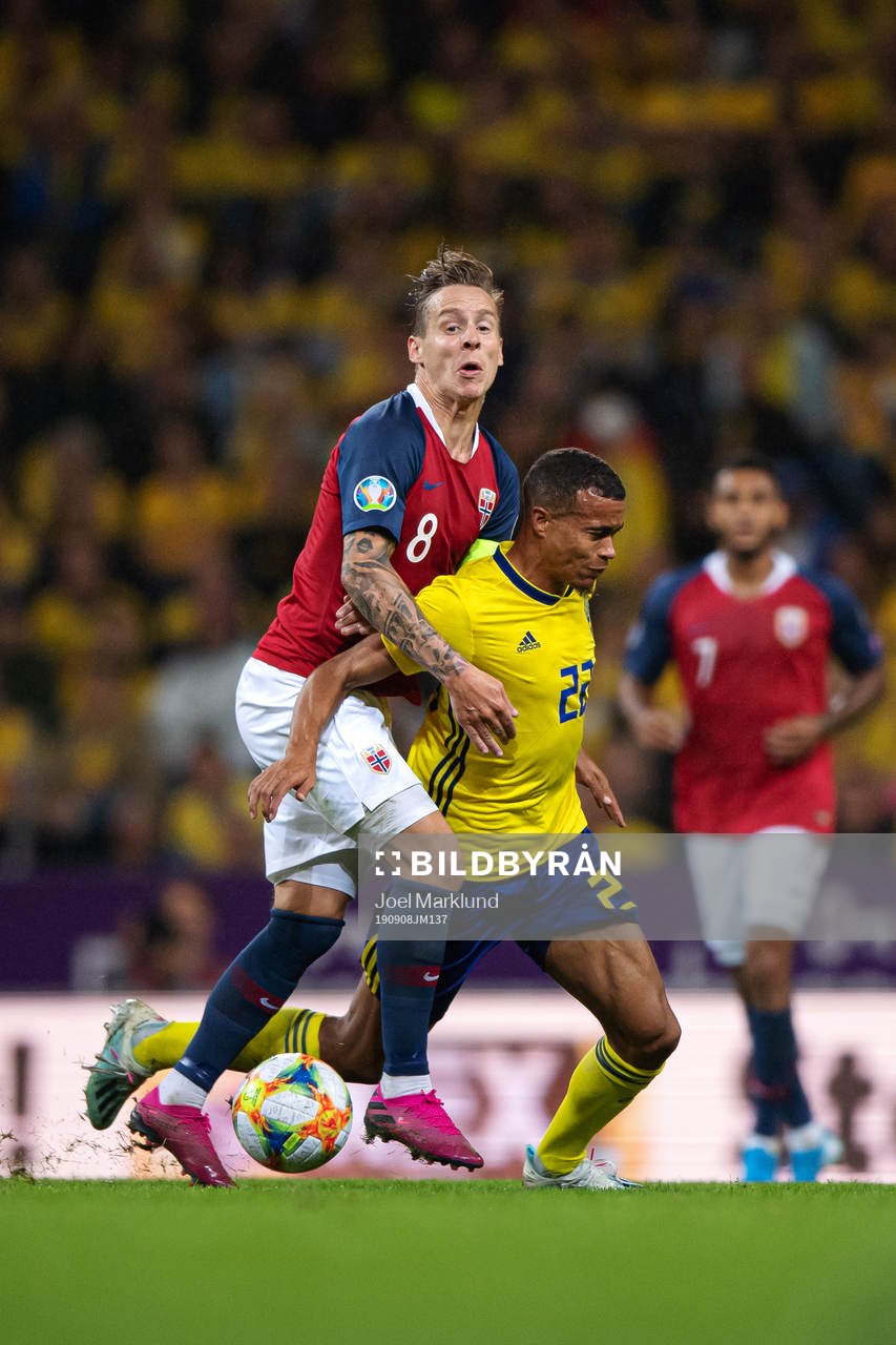 Stefan Johansen of Norway tackles Robin Quaison of Sweden