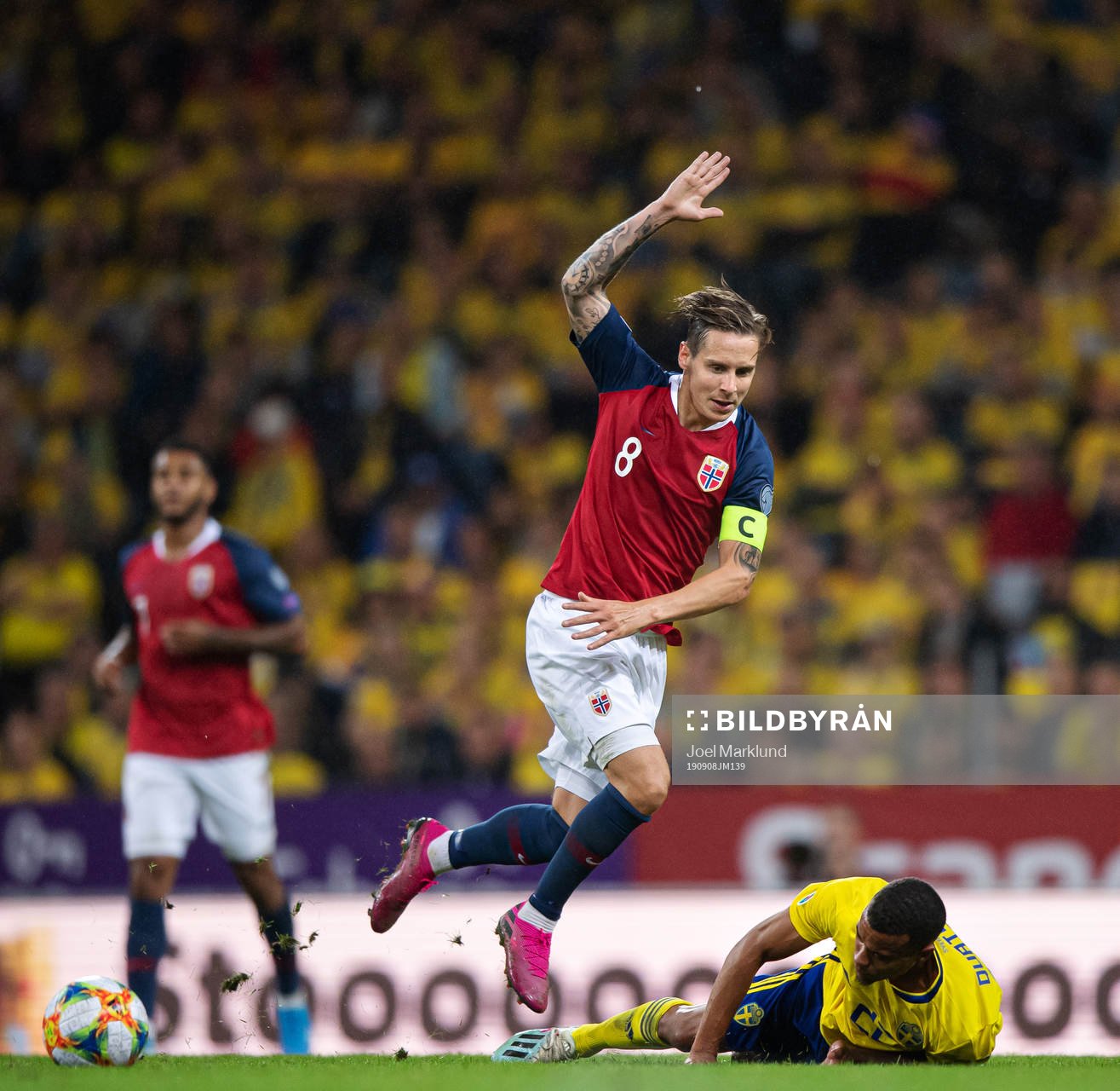 Stefan Johansen of Norway tackles Robin Quaison of Sweden