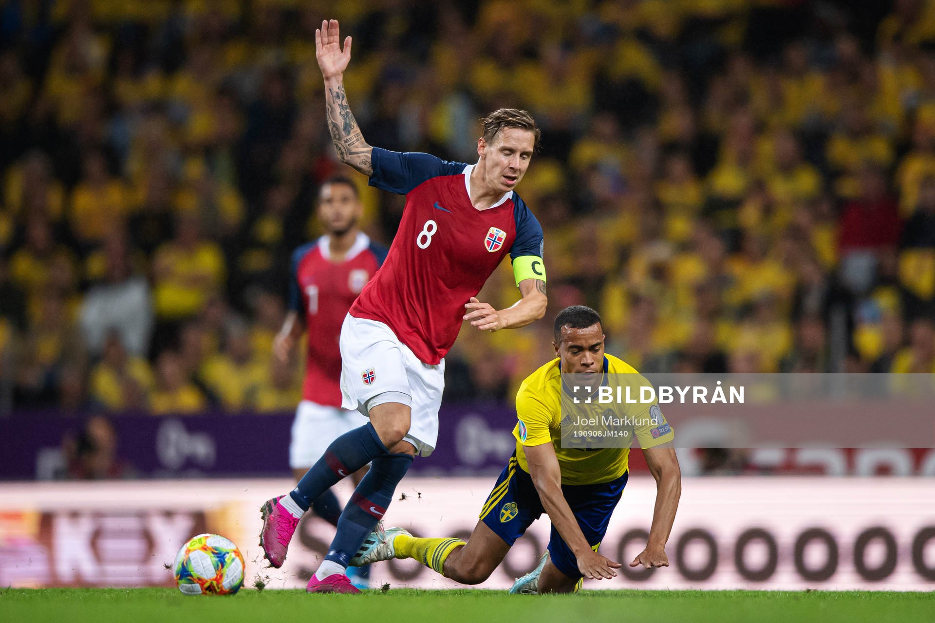 Stefan Johansen of Norway tackles Robin Quaison of Sweden