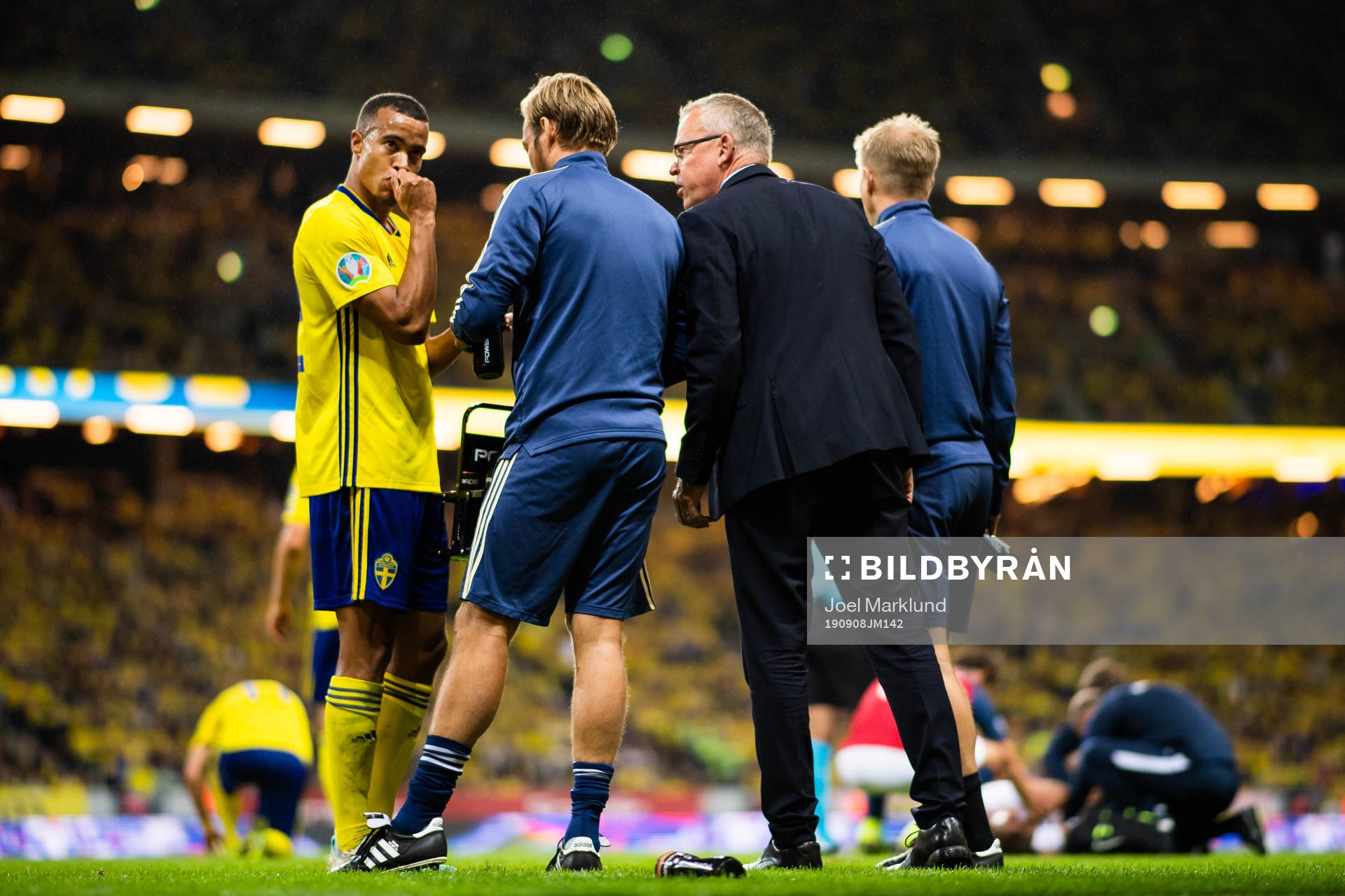 Robin Quaison and Janne Andersson, head coach of Sweden