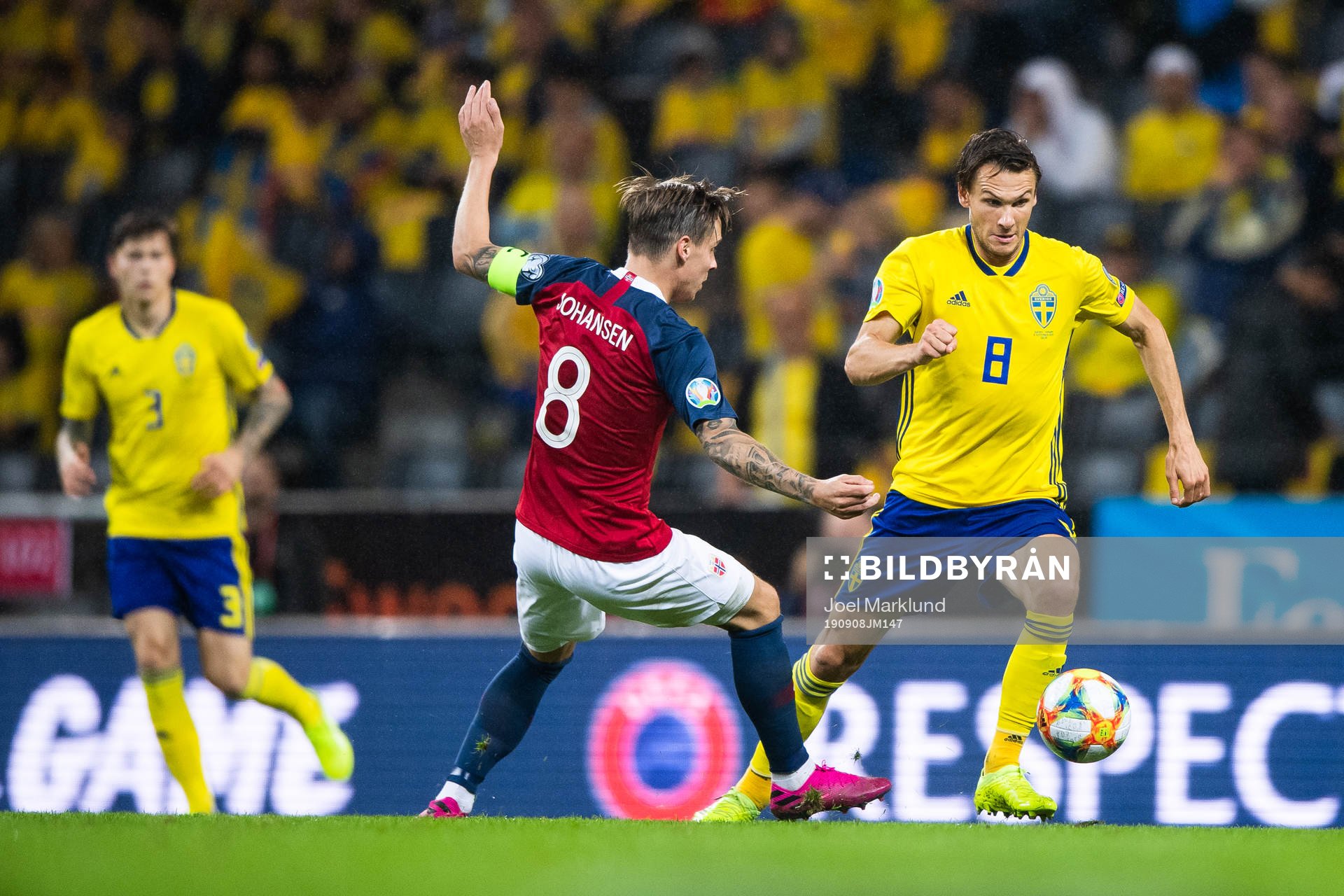 Stefan Johansen of Norway and Albin Ekdal of Sweden