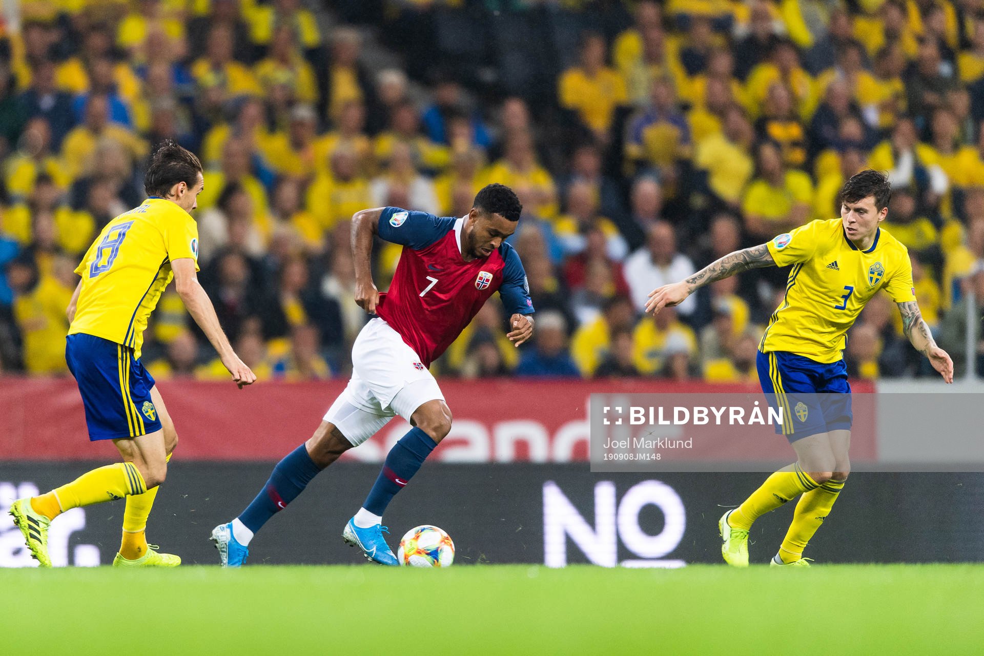 Albin Ekdal and Victor Nilsson Lindelöf defend against