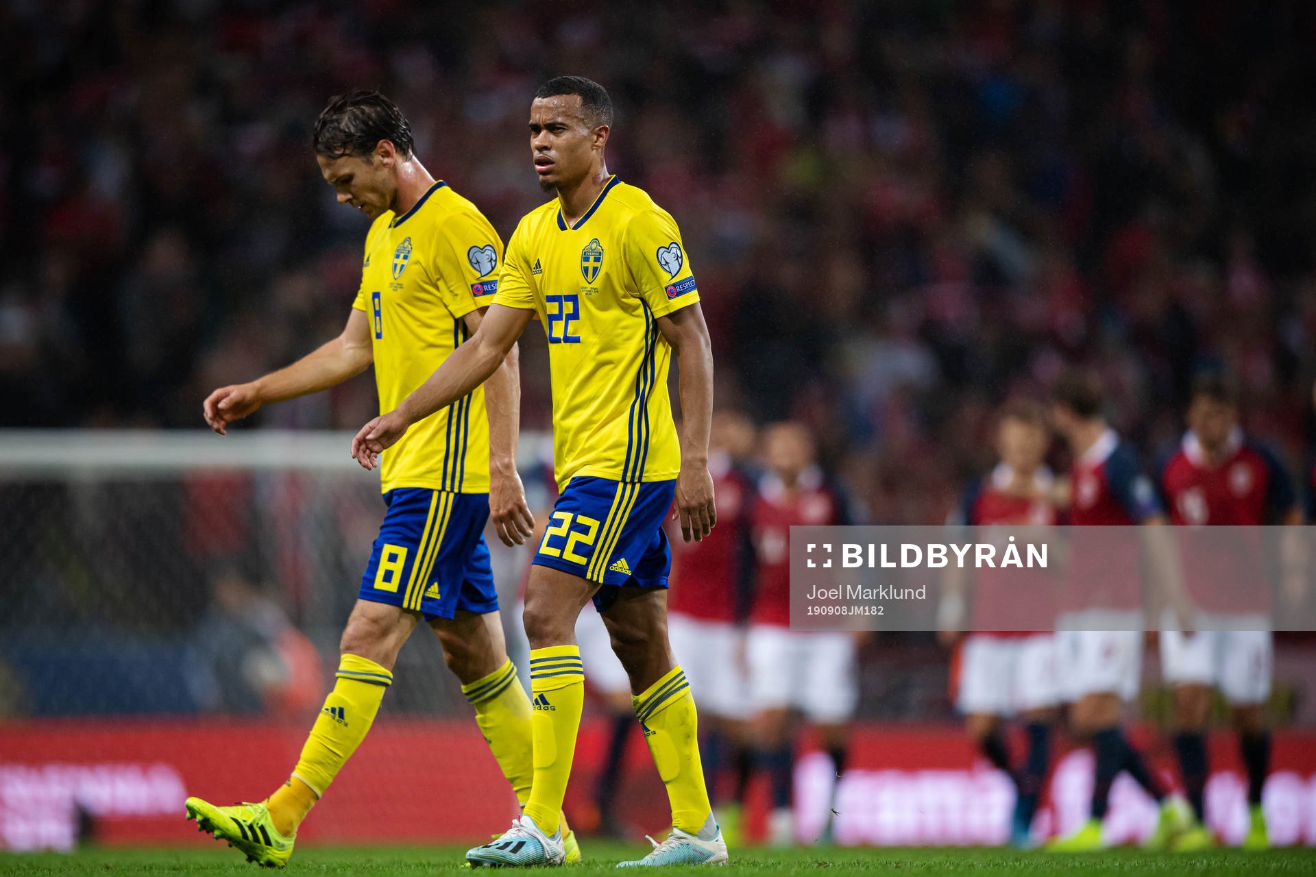 Albin Ekdal and Robin Quaison of Sweden look dejected