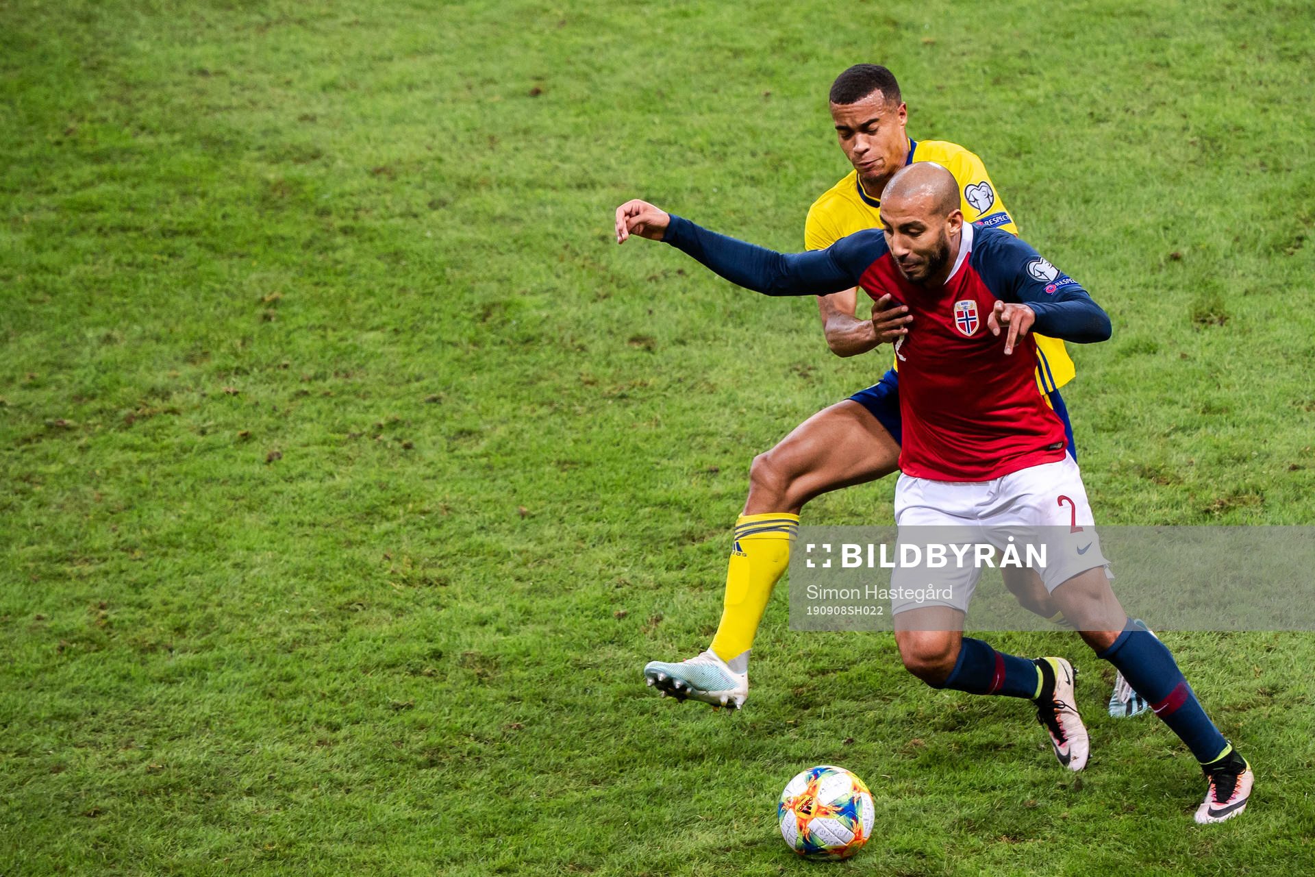 Robin Quaison of Sweden and Haitam Aleesami of Norway
