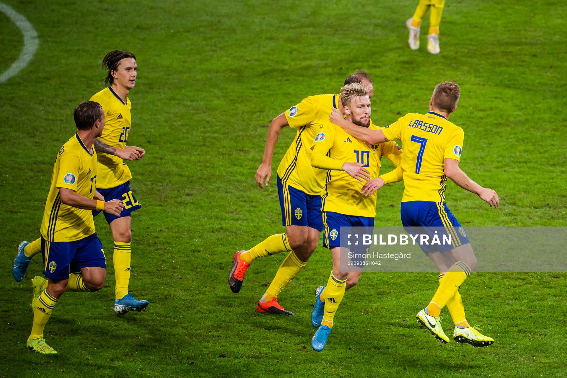 Emil Forsberg of Sweden celebrate with teammates