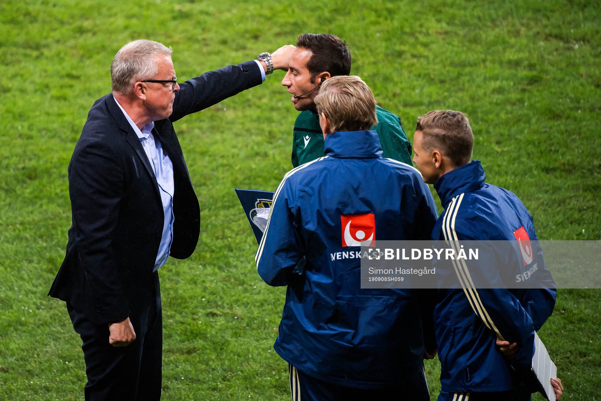 Janne Andersson, head coach of Sweden in a discussion with