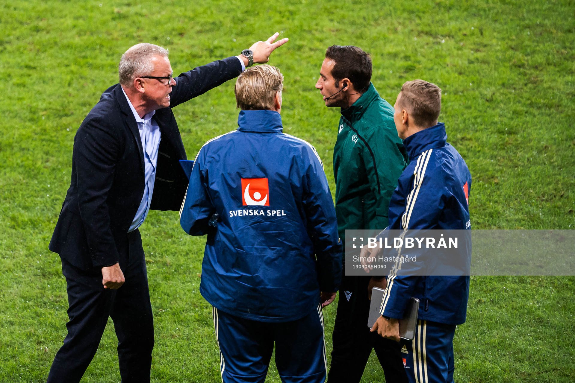 Janne Andersson, head coach of Sweden in a discussion with