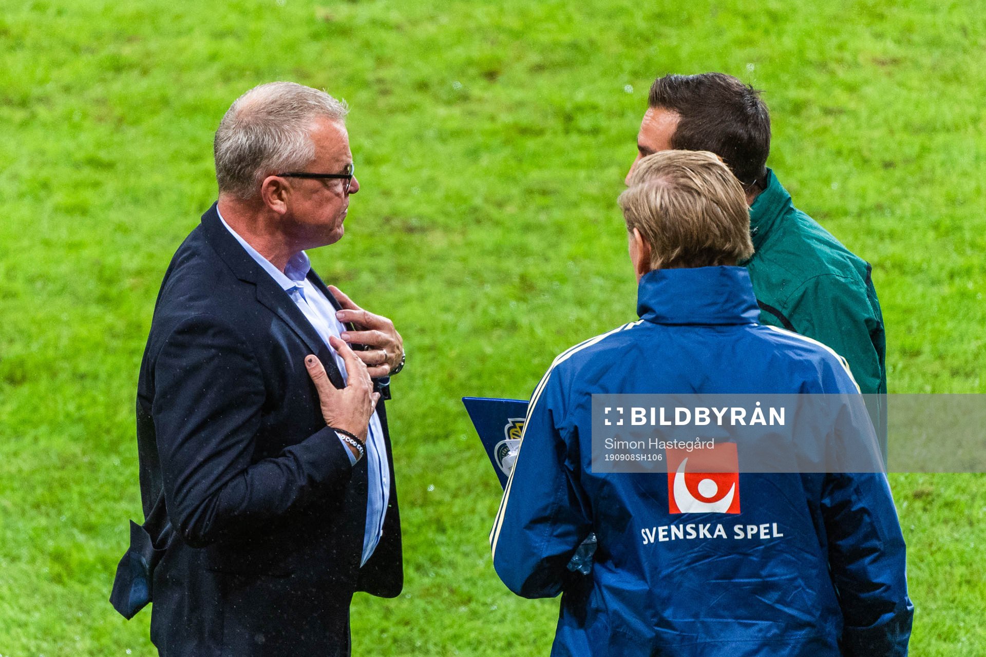 Janne Andersson, head coach of Sweden reacts
