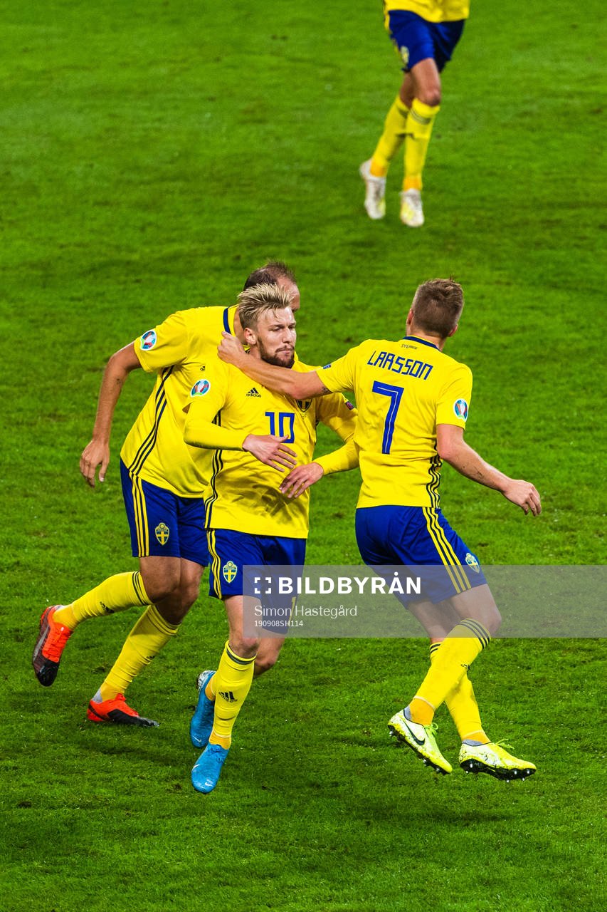 Emil Forsberg of Sweden celebrates the 1-1 goal