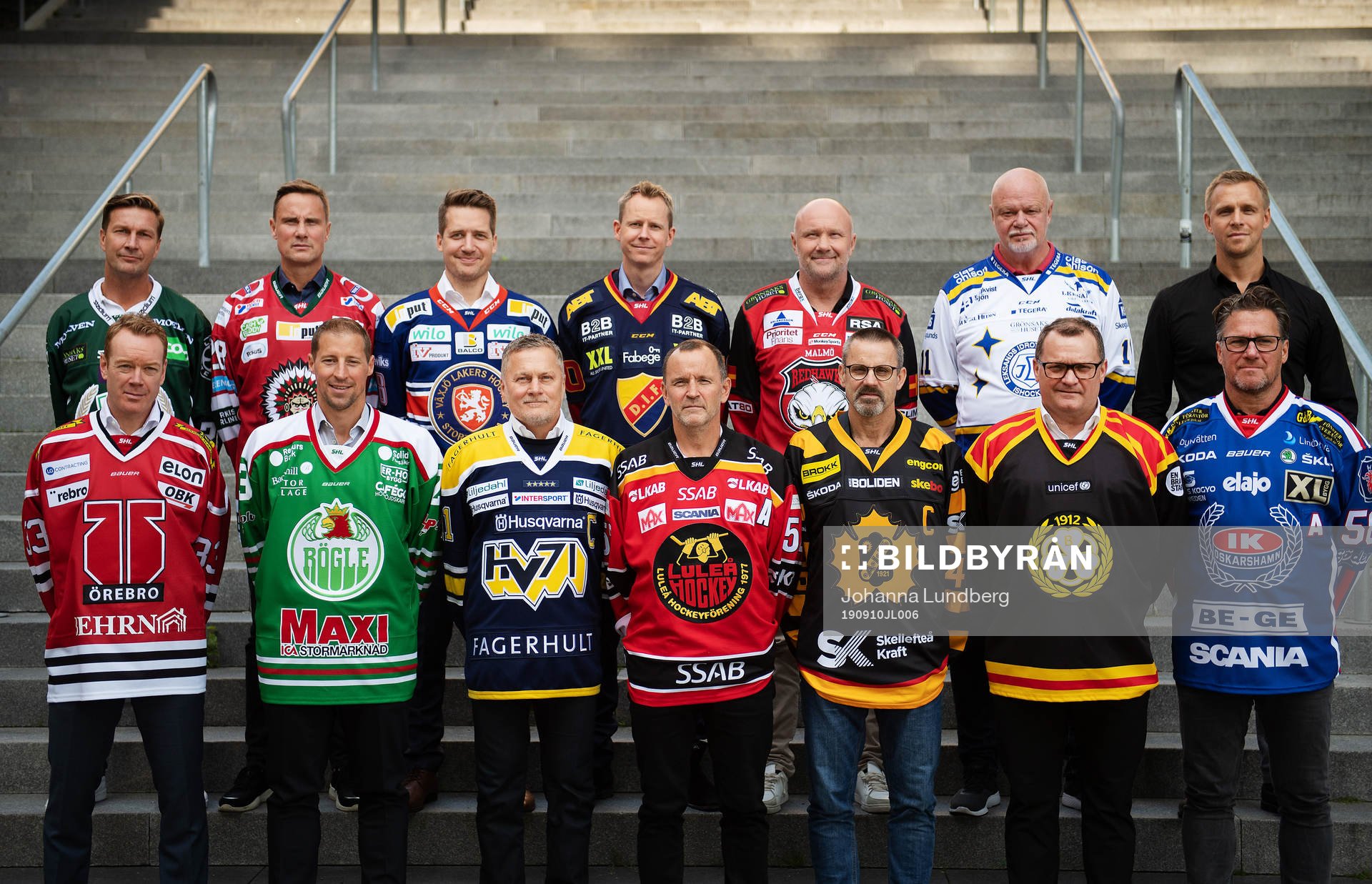 Tränarna står uppställda för en lagbild. Övre raden