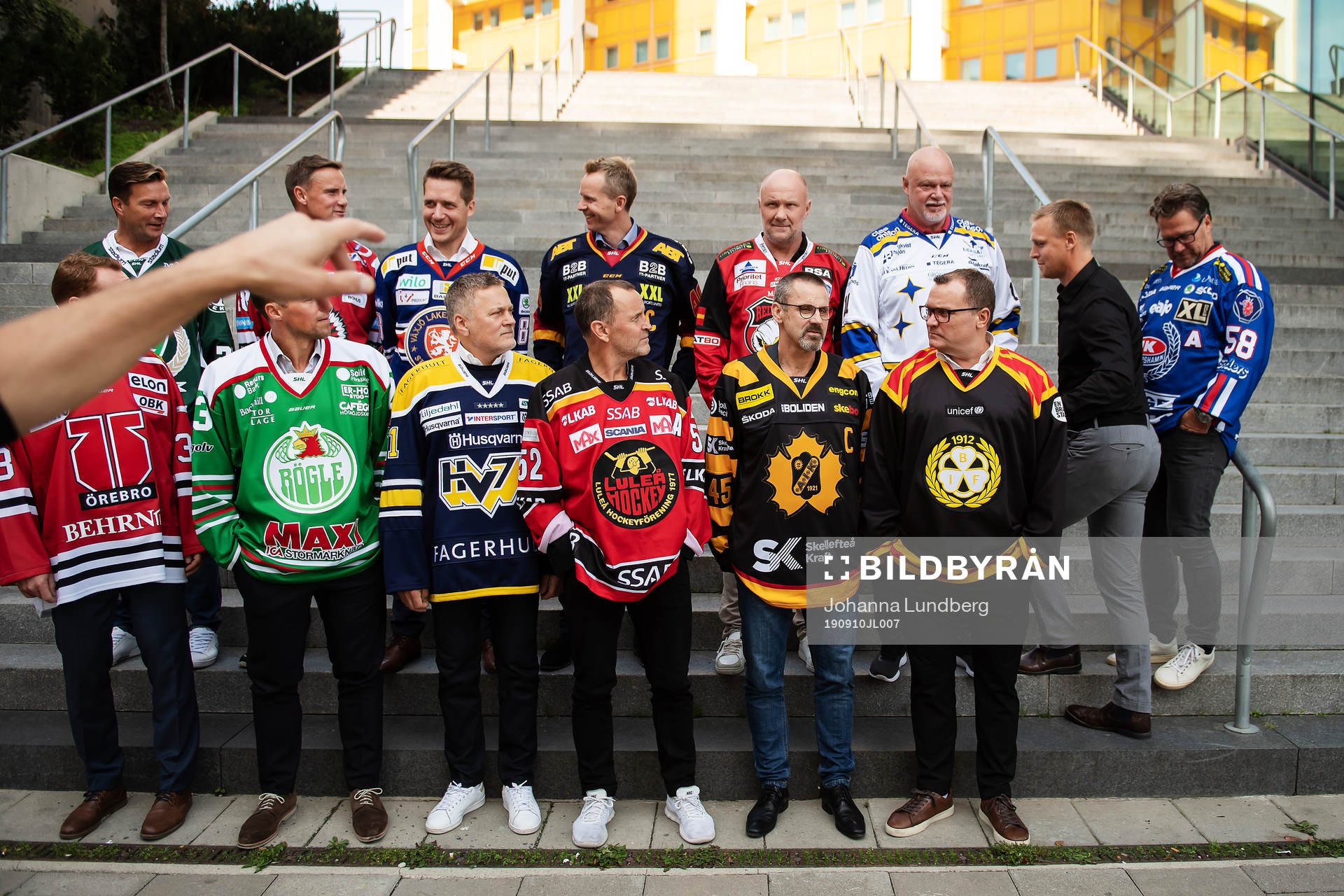 Tränarna står uppställda för en lagbild. Övre raden