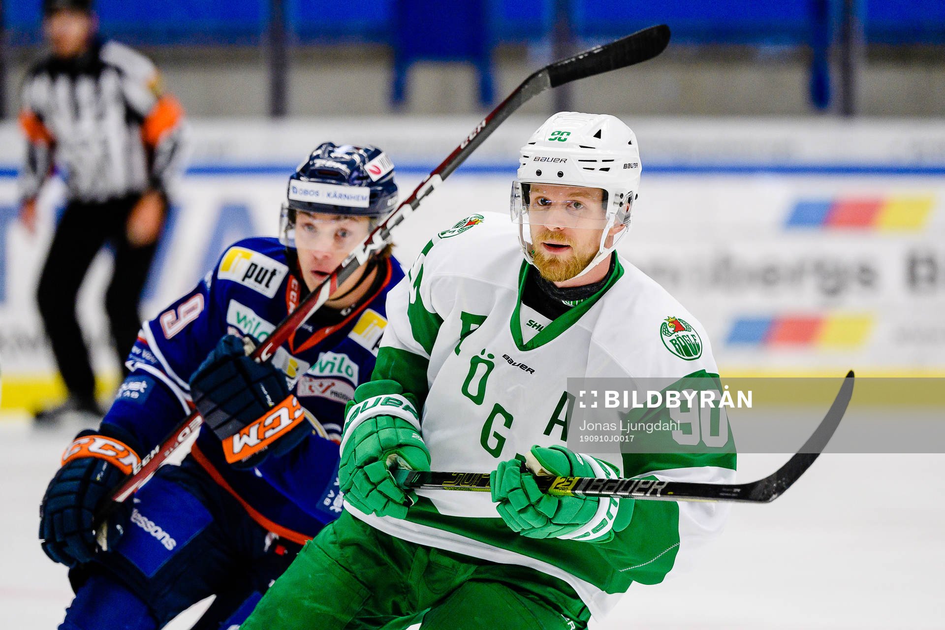 Växjös Pontus Holmberg jagar Rögles Ted Brithén