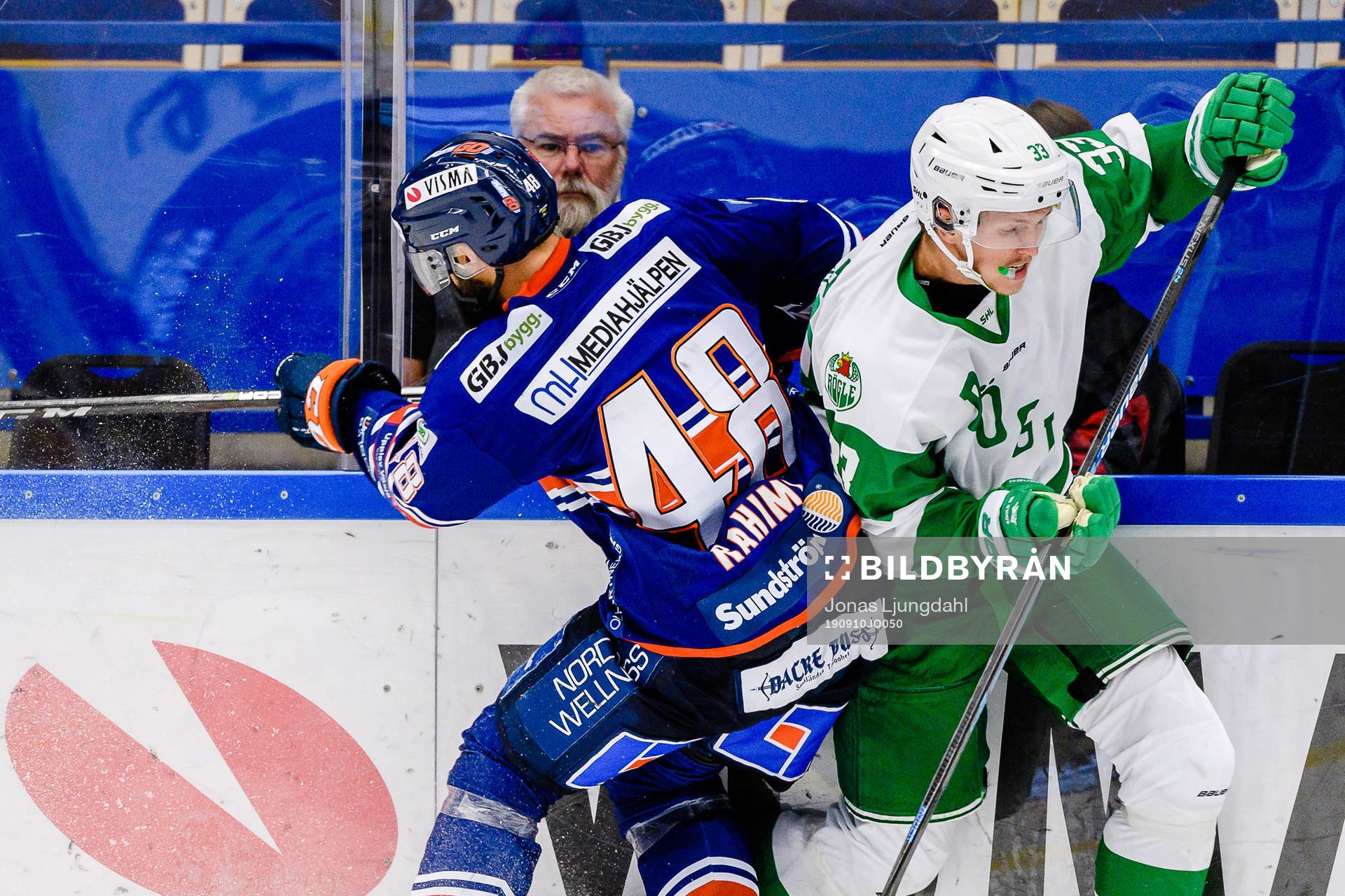 Växjös Daniel Rahimi tacklar Rögles Niklas Hansson