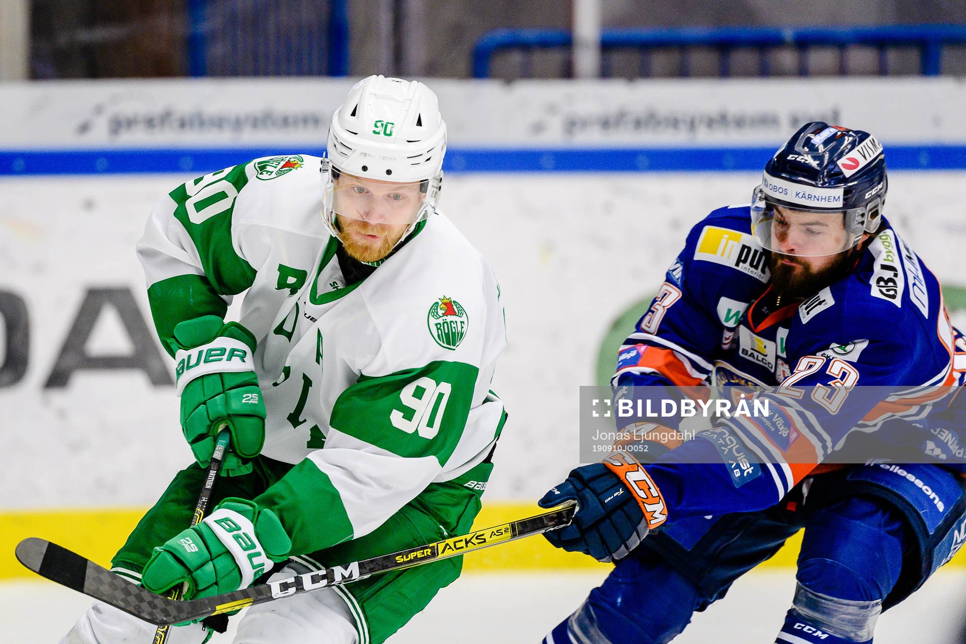Rögles Ted Brithén jagas av Växjös Roman Horak