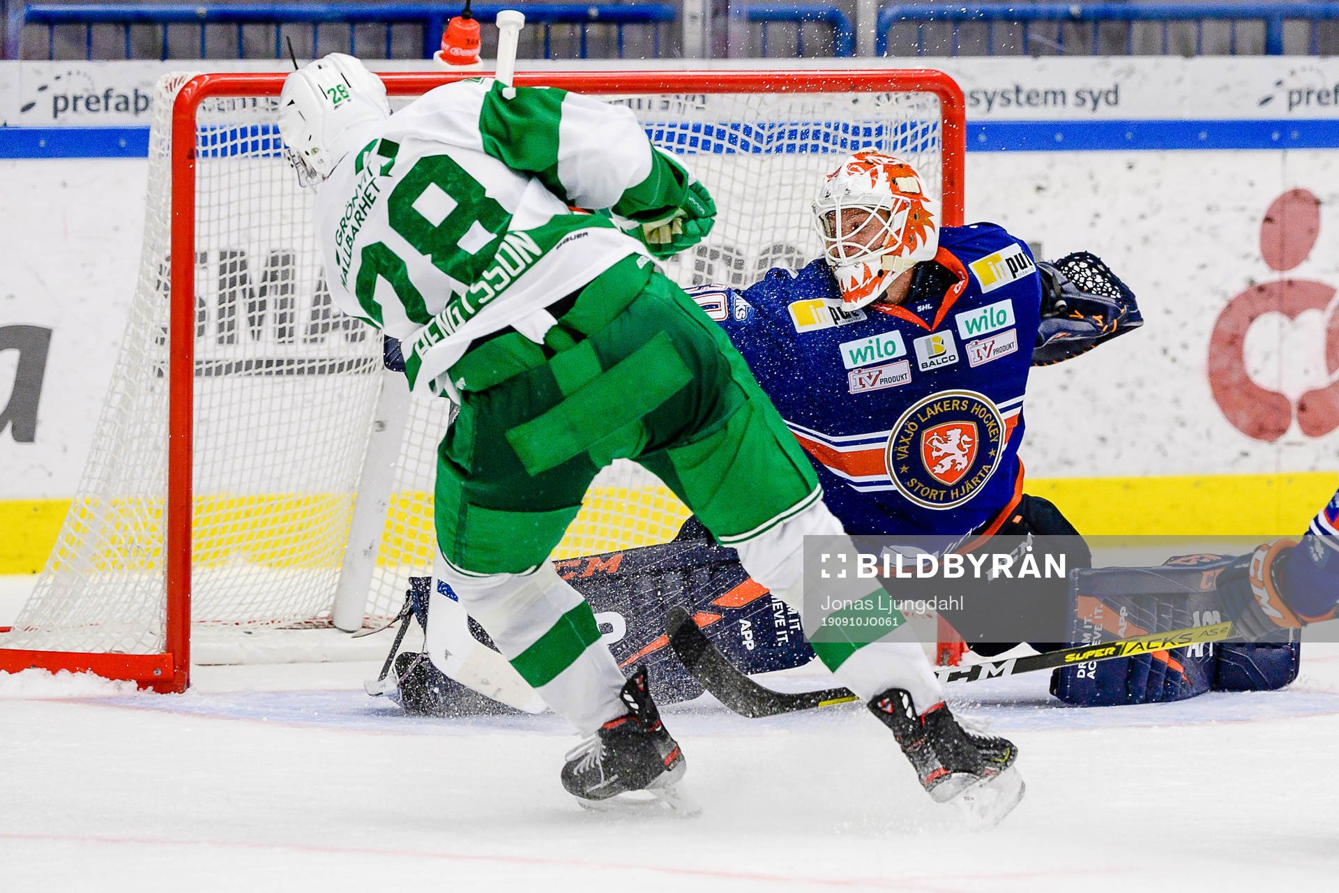 Växjös målvakt Viktor Fasth reagerar när Rögles Anton